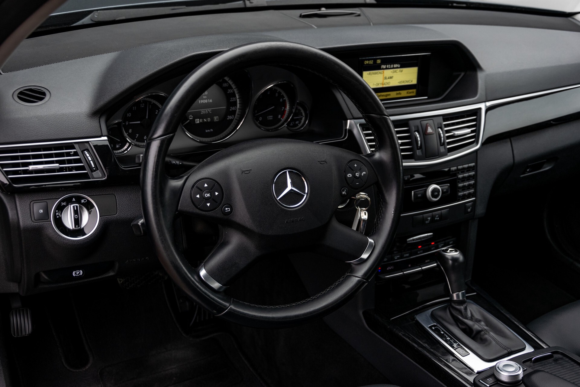 Mercedes-Benz E-Klasse 200 CGI Avantgarde Busines Class Aut5 Foto 14