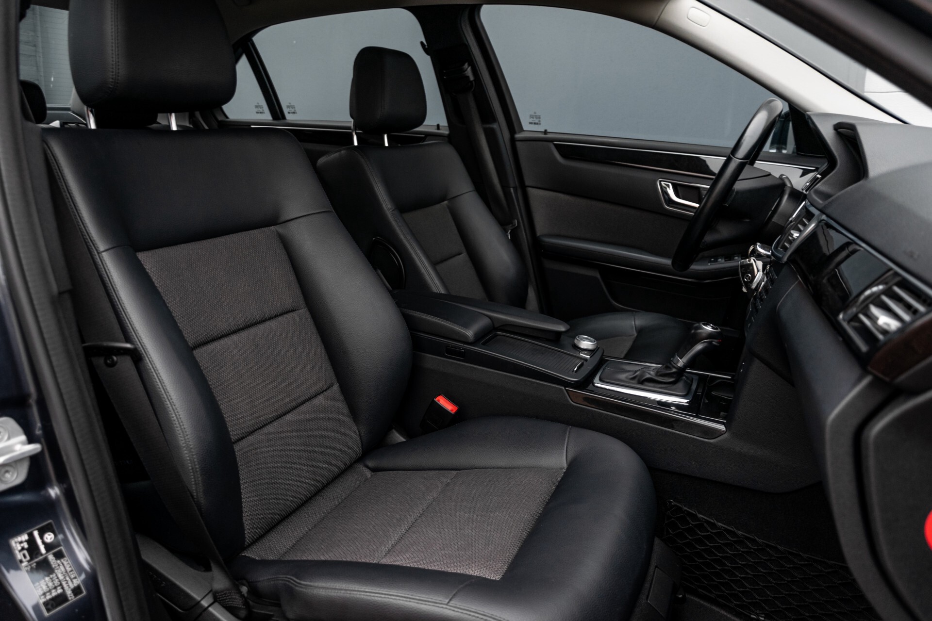 Mercedes-Benz E-Klasse 200 CGI Avantgarde Busines Class Aut5 Foto 3