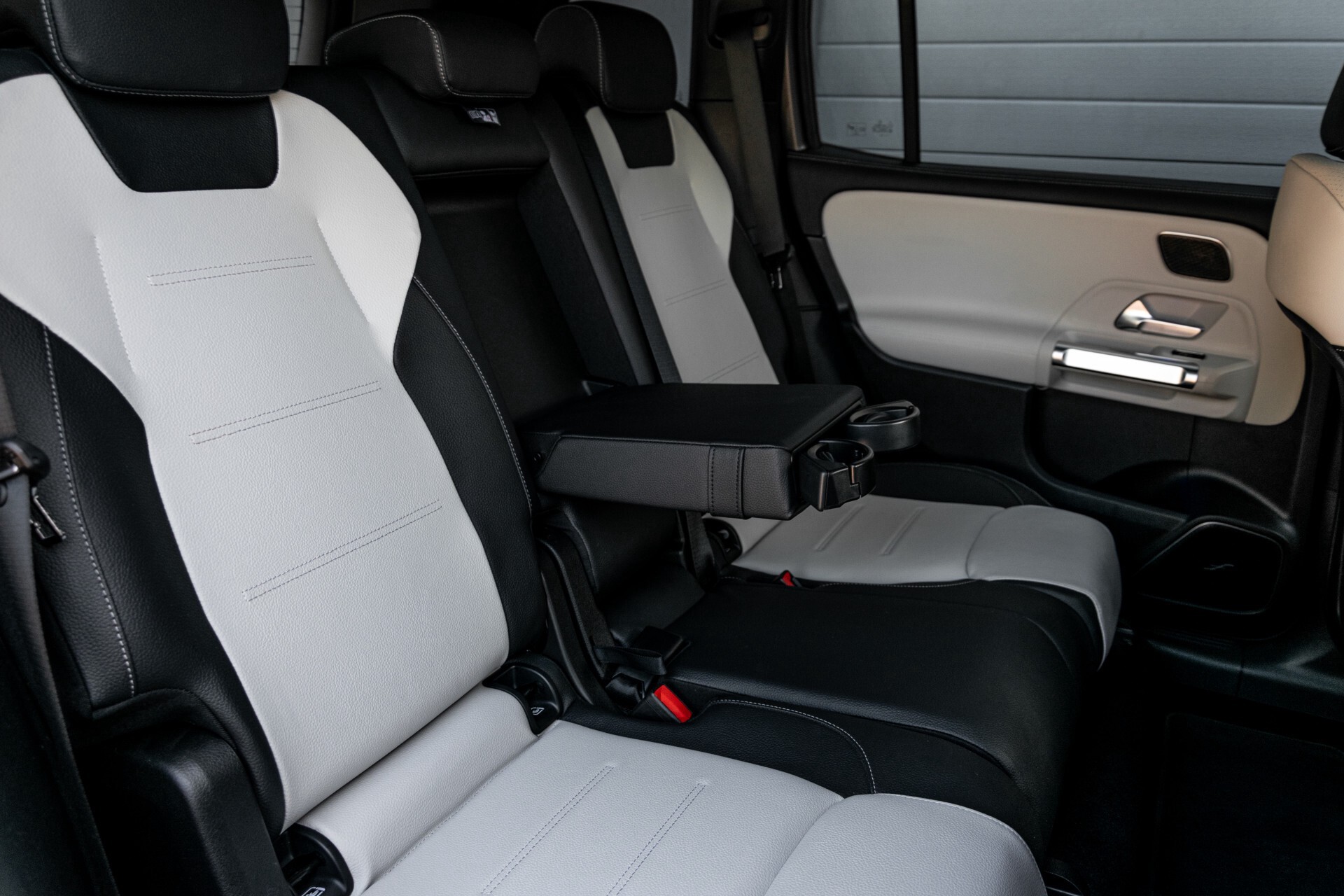 Mercedes-Benz GLB 250 4-M AMG Night/Distronic/Keyless/Mem/Geventileerde stoelen/Burmester/Pano Aut8 Foto 4