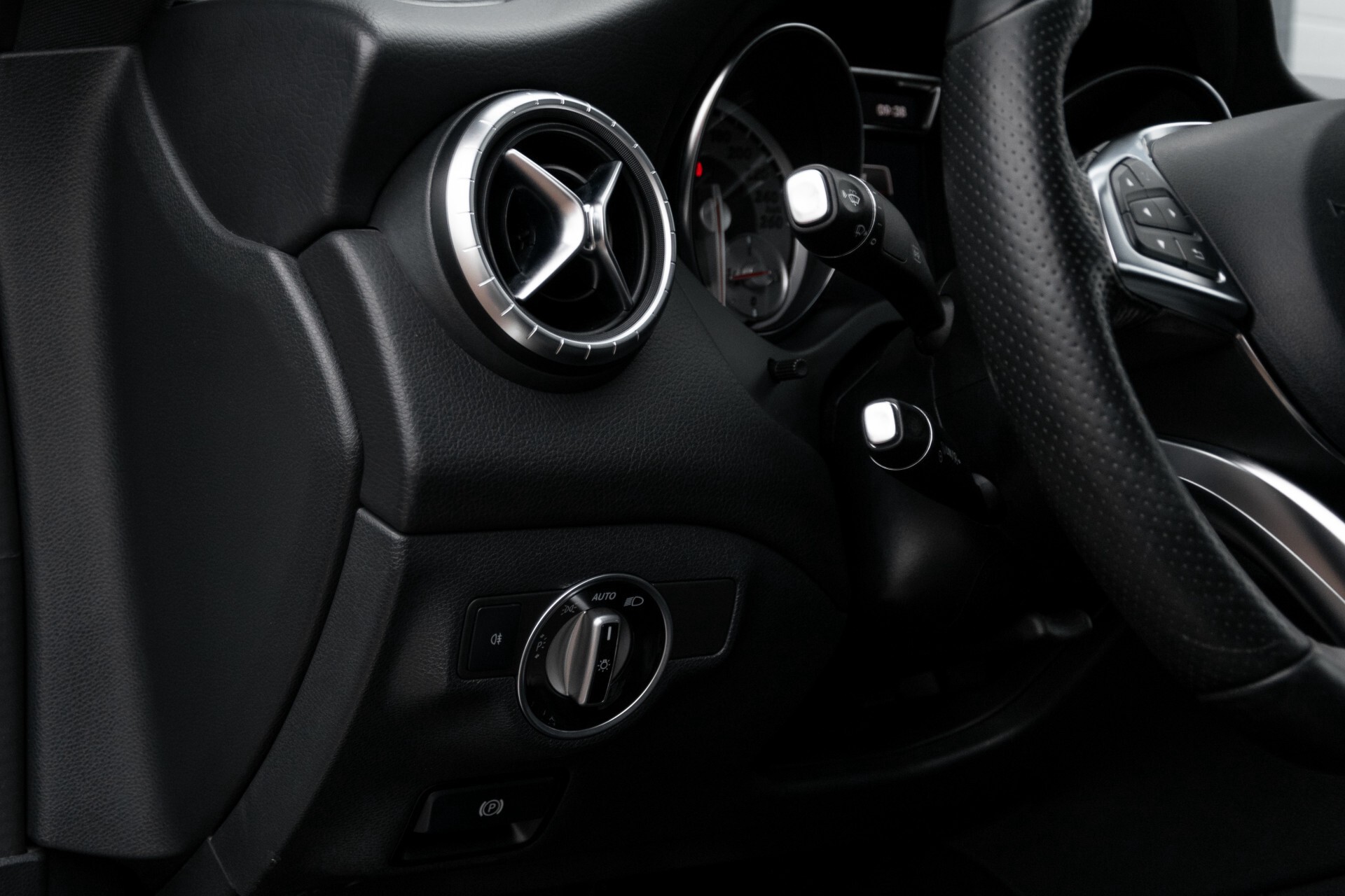 Mercedes-Benz CLA-Klasse 180 AMG Bi-xenon/Verw-stoelen/Navi/Trekhaak Aut7 Foto 25