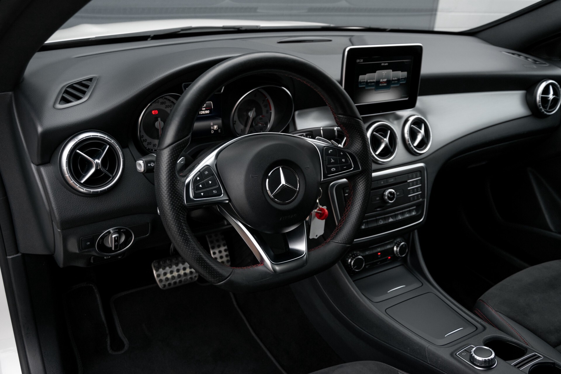 Mercedes-Benz CLA-Klasse 180 AMG Bi-xenon/Verw-stoelen/Navi/Trekhaak Aut7 Foto 27