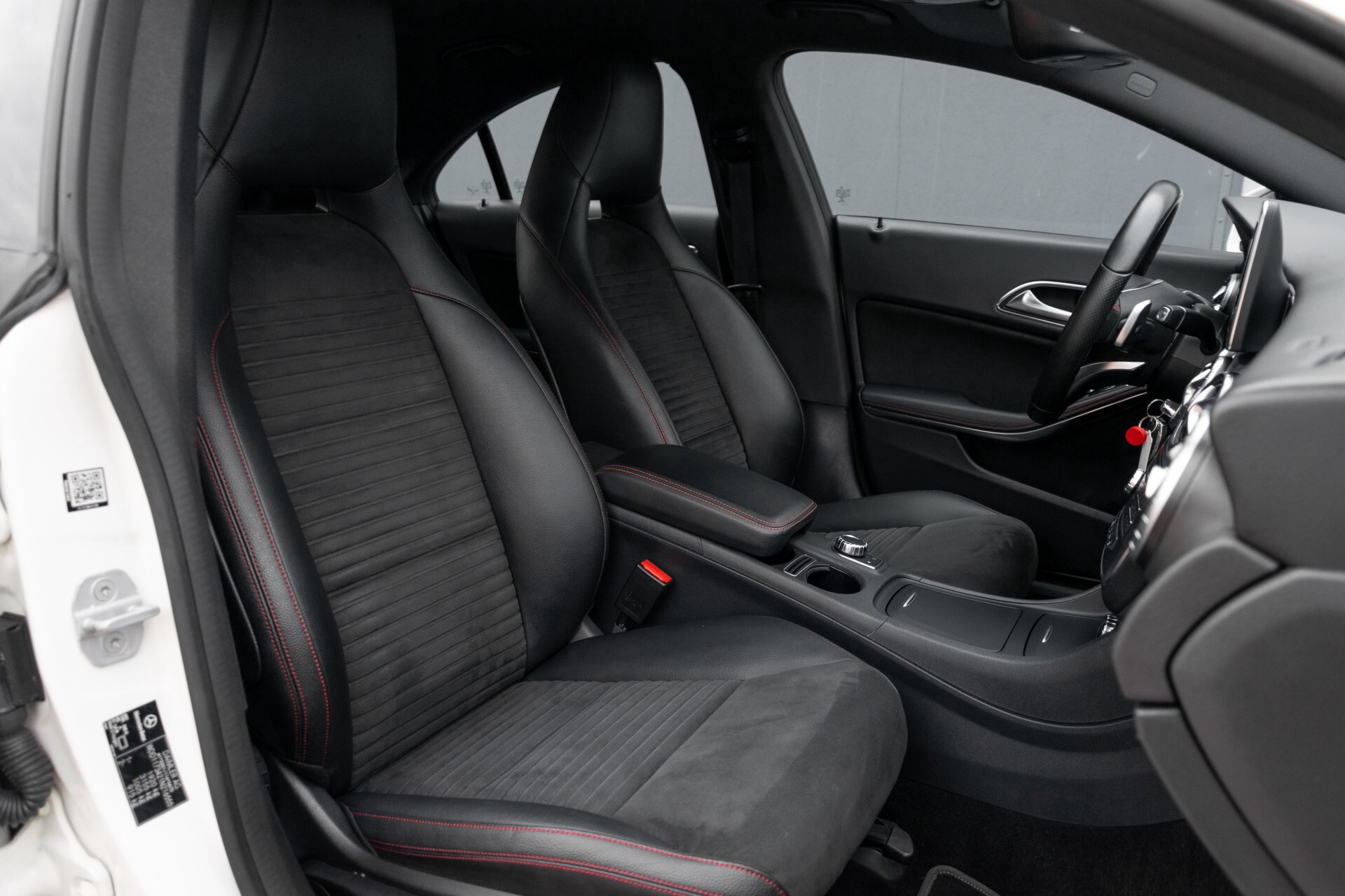 Mercedes-Benz CLA-Klasse 180 AMG Bi-xenon/Verw-stoelen/Navi/Trekhaak Aut7 Foto 4