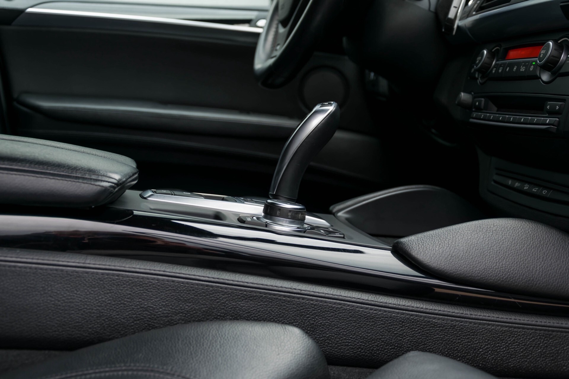 BMW X5 4.4i V8 M GRIJS KENTEKEN Aut6 . Foto 39