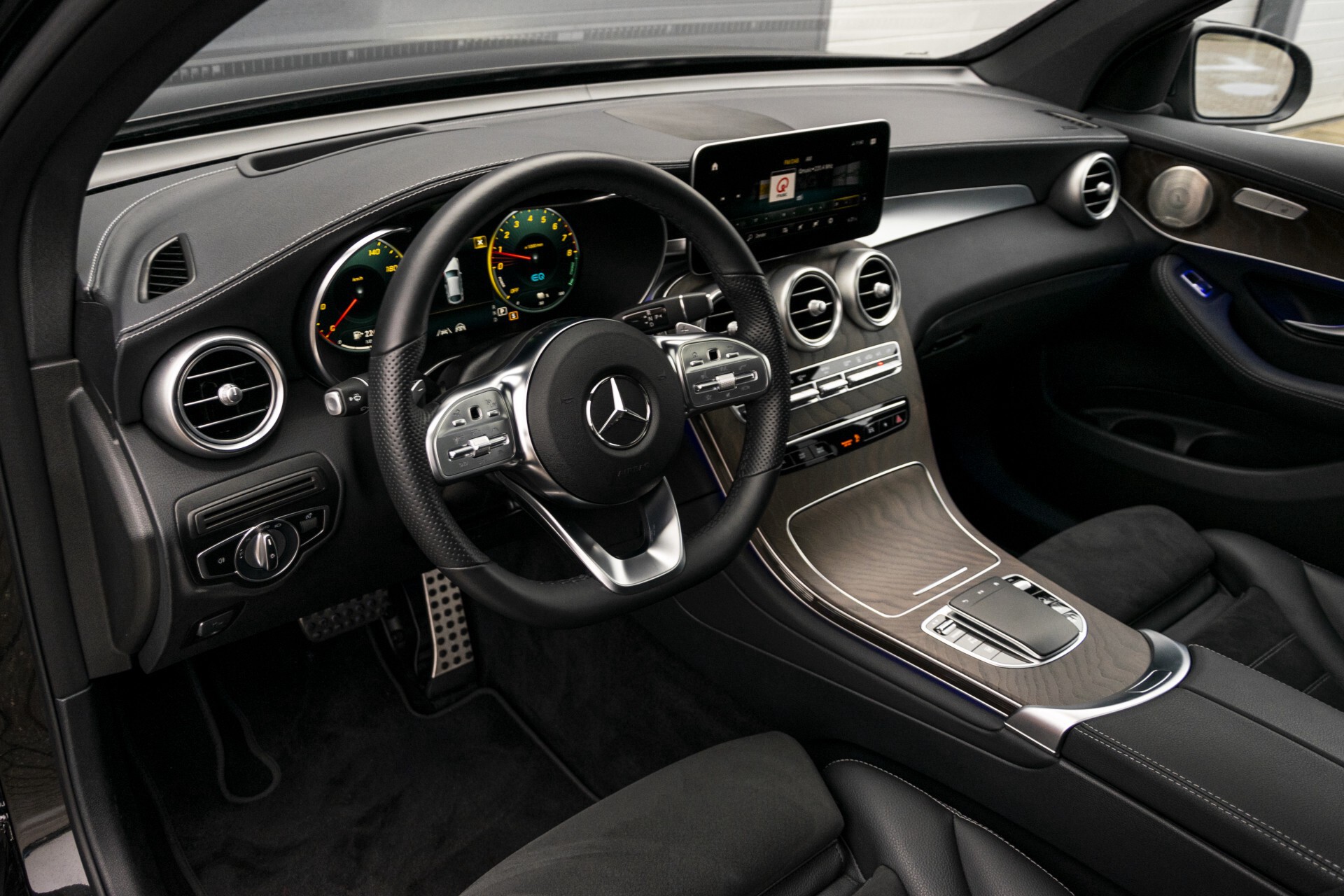 Mercedes-Benz GLC Coupé 300e 4-M AMG Rij-assistentie | Keyless-Go | Burmester | 360 camera | HUD | Trekhaak Aut9 Foto 8