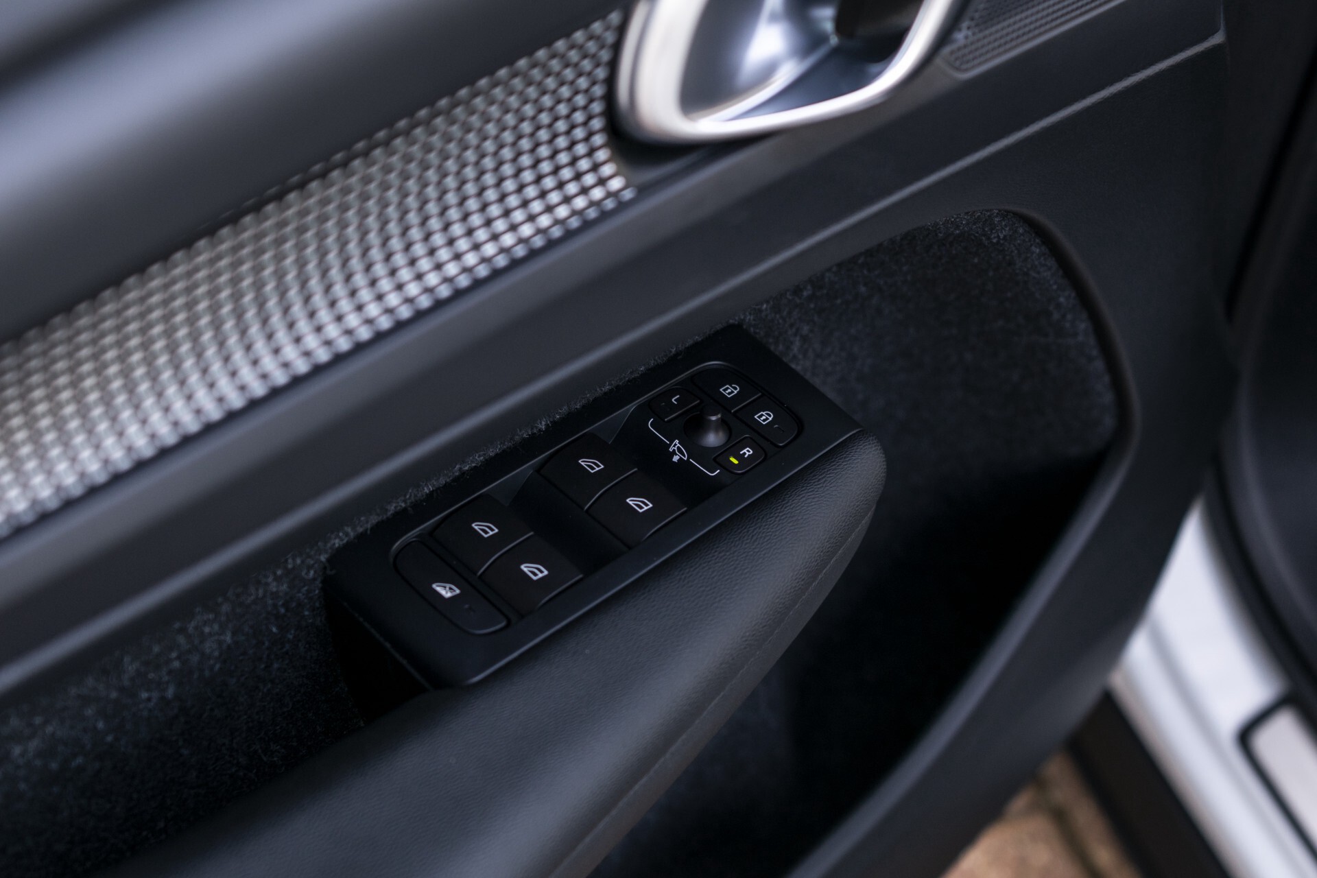 Volvo XC40 2.0 T4 R-Design Leder/19"/Intellisafe Pro Line/PrivacygBusiness Pack/Privacyglas Aut8 . Foto 14