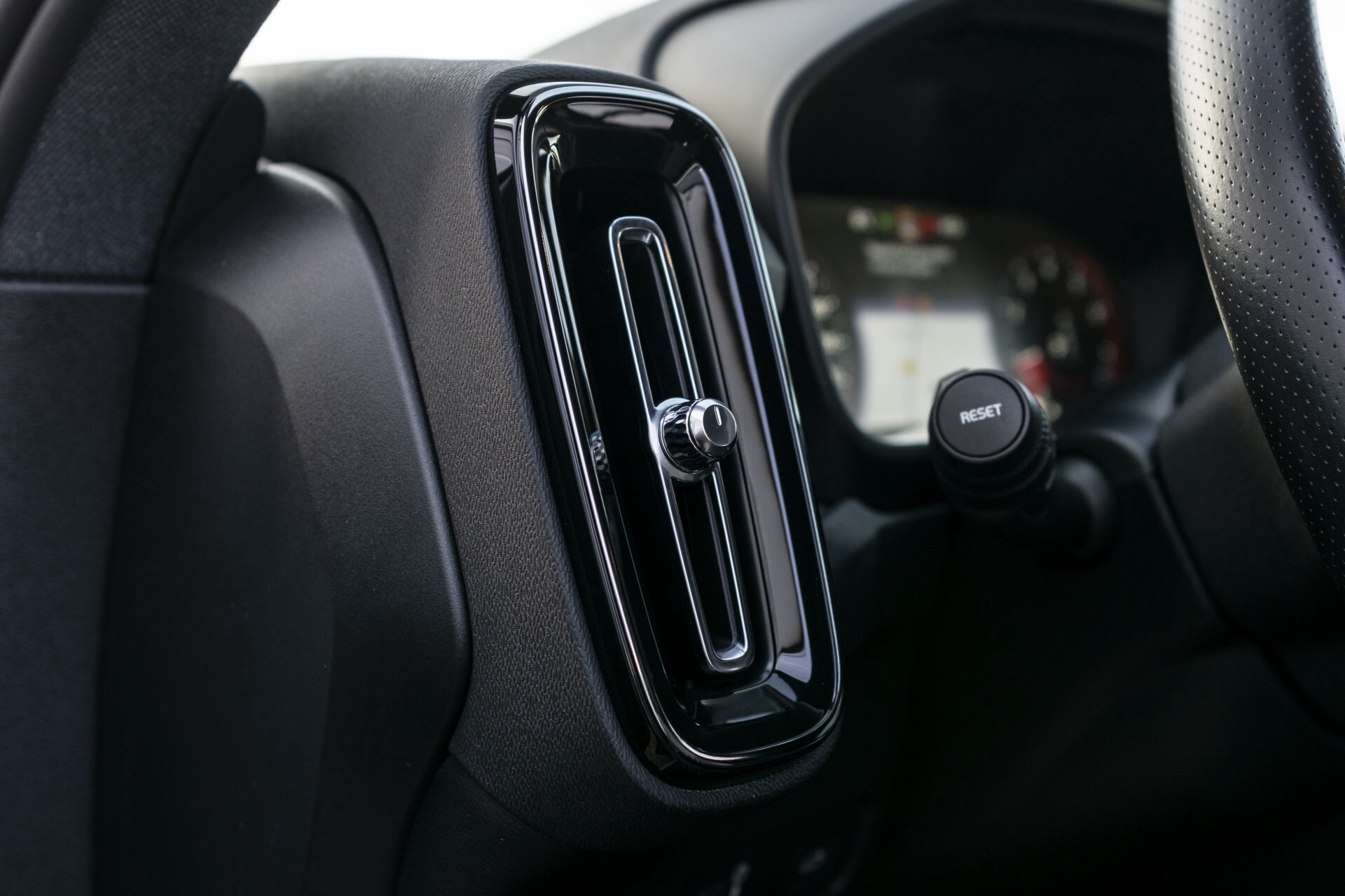 Volvo XC40 2.0 T4 R-Design Leder/19"/Intellisafe Pro Line/PrivacygBusiness Pack/Privacyglas Aut8 . Foto 18