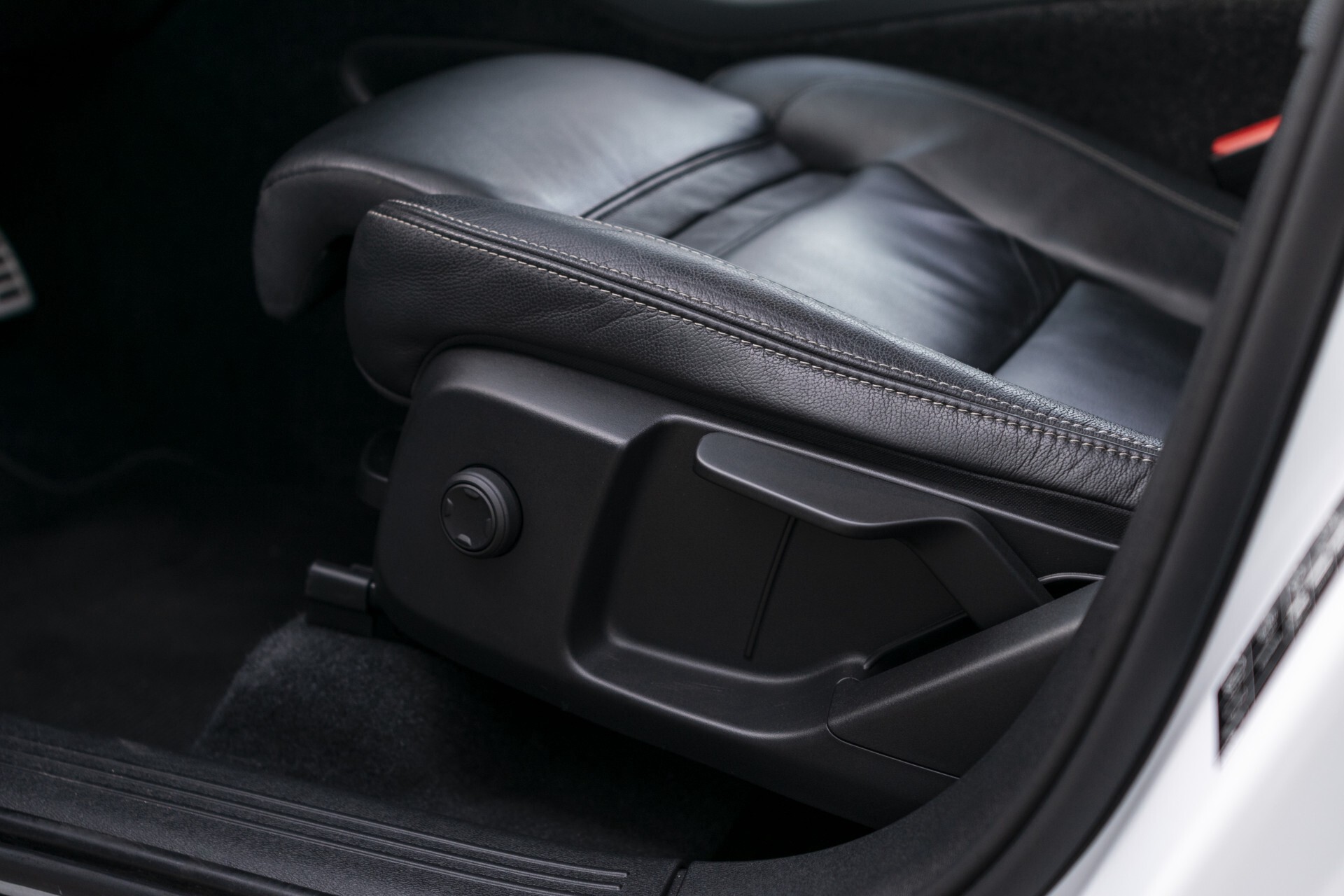 Volvo XC40 2.0 T4 R-Design Leder/19"/Intellisafe Pro Line/PrivacygBusiness Pack/Privacyglas Aut8 . Foto 22