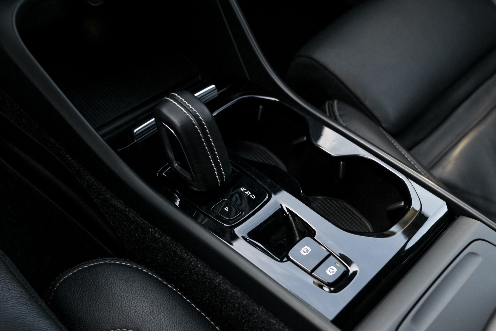 Volvo XC40 2.0 T4 R-Design Leder/19"/Intellisafe Pro Line/PrivacygBusiness Pack/Privacyglas Aut8 . Foto 26