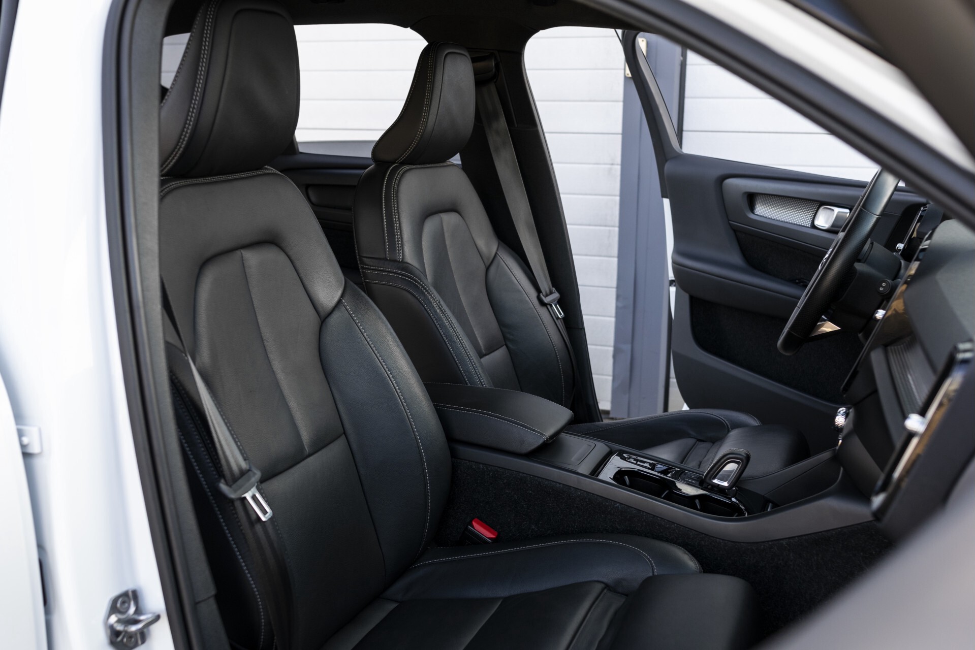 Volvo XC40 2.0 T4 R-Design Leder/19"/Intellisafe Pro Line/PrivacygBusiness Pack/Privacyglas Aut8 . Foto 3