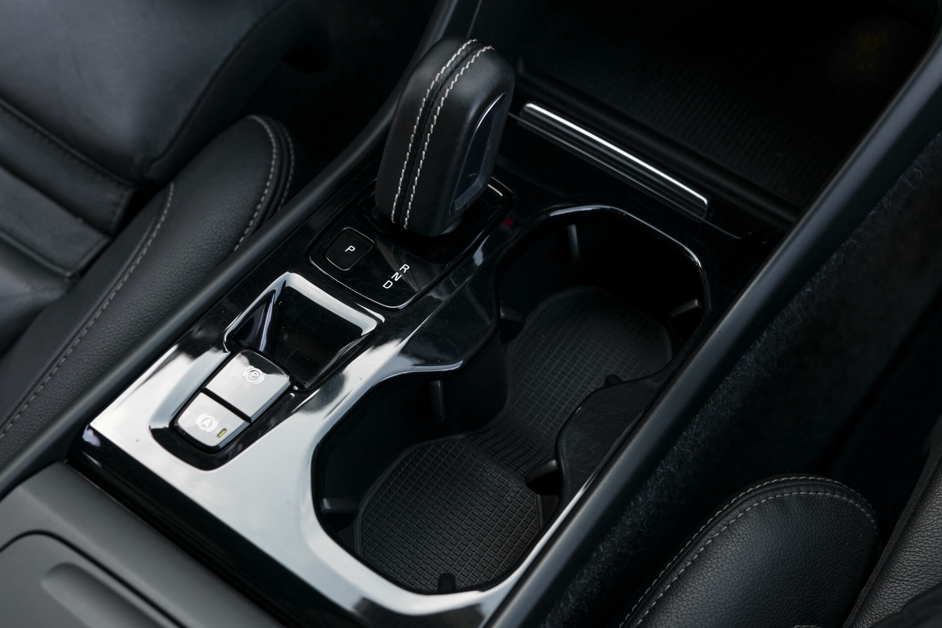 Volvo XC40 2.0 T4 R-Design Leder/19"/Intellisafe Pro Line/PrivacygBusiness Pack/Privacyglas Aut8 . Foto 31