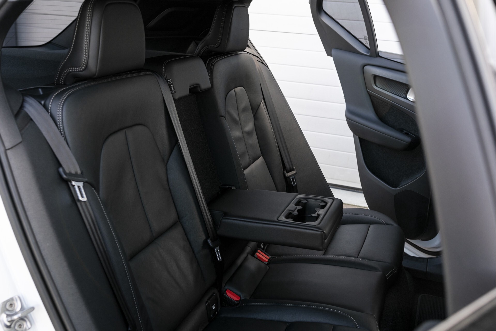 Volvo XC40 2.0 T4 R-Design Leder/19"/Intellisafe Pro Line/PrivacygBusiness Pack/Privacyglas Aut8 . Foto 4