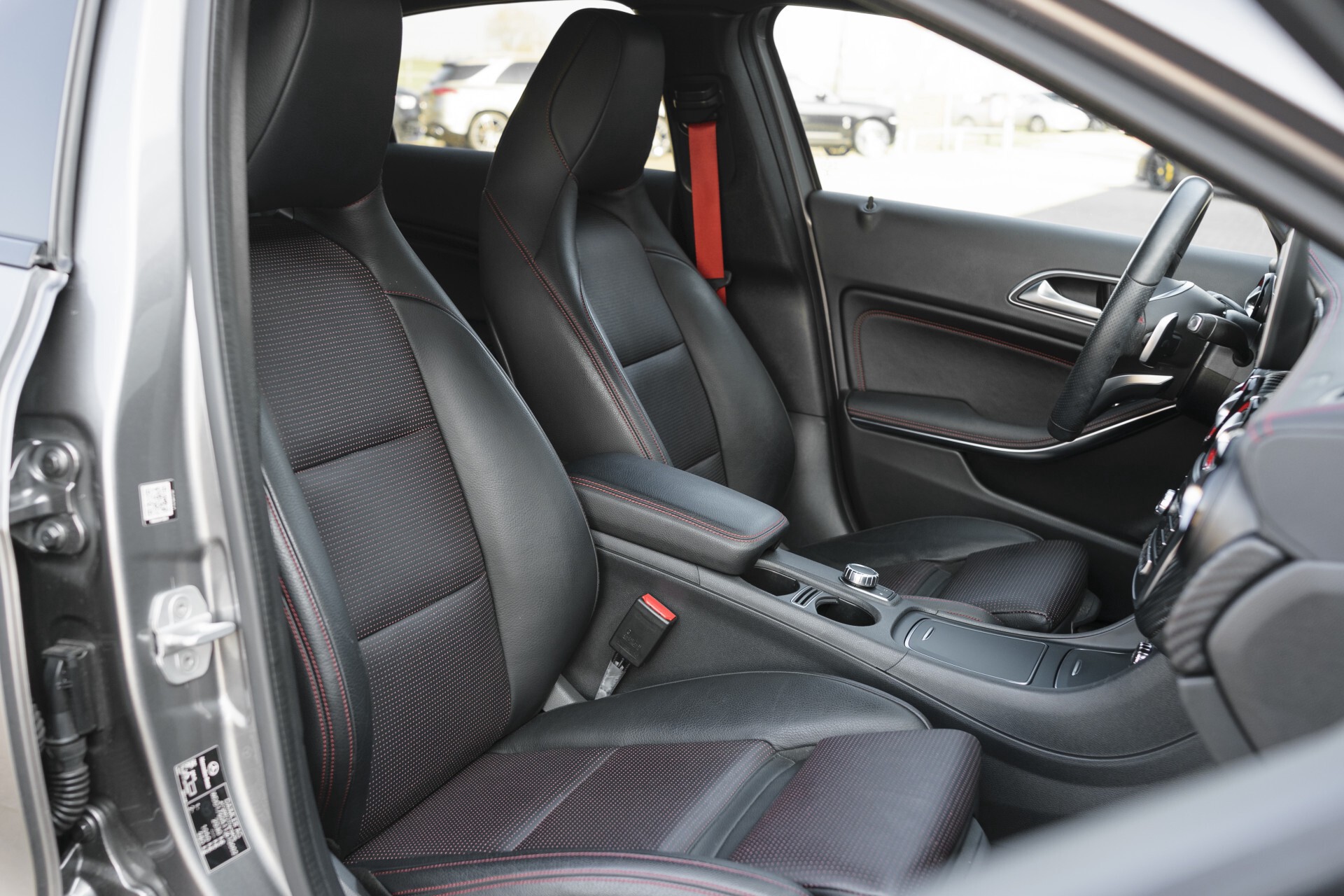 Mercedes-Benz A-Klasse 250 Sport Edition AMG 4-M Exclusiefpakket/Night/Camera/Harman-Kardon/Mem Aut7 Foto 3