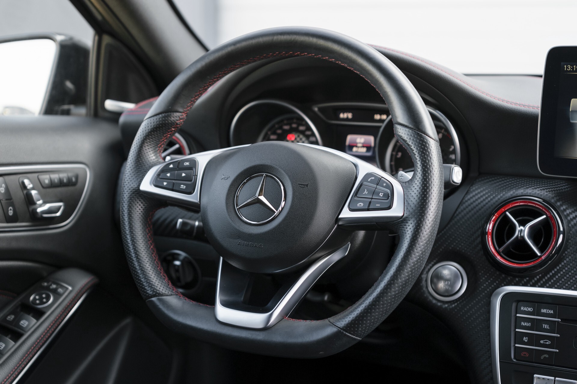 Mercedes-Benz A-Klasse 250 Sport Edition AMG 4-M Exclusiefpakket/Night/Camera/Harman-Kardon/Mem Aut7 Foto 5