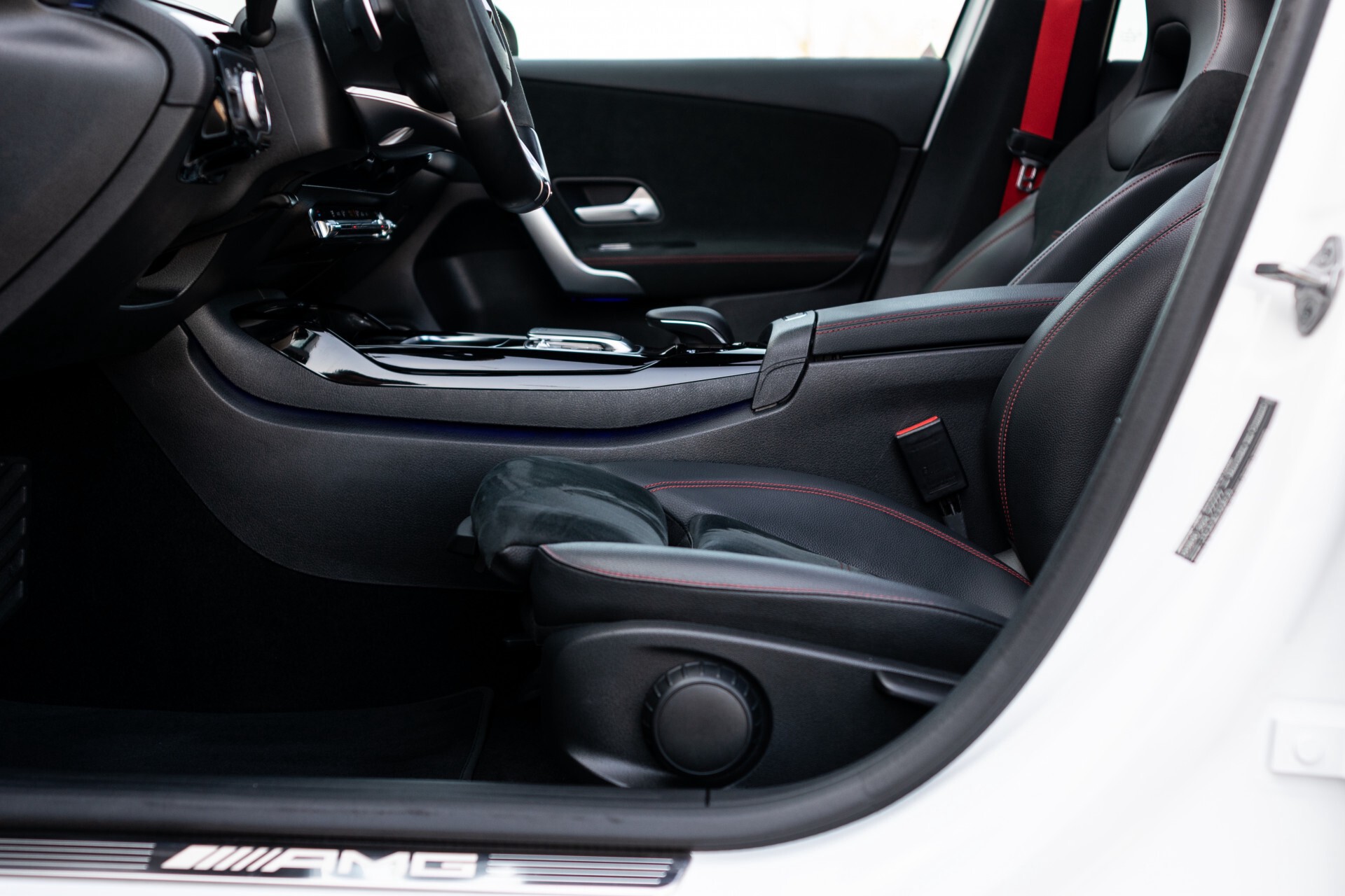 Mercedes-Benz A-Klasse 35 AMG 4-M Aerodynamica/Burmester/Panorama/360 camera/Night/19 Aut7 Foto 24