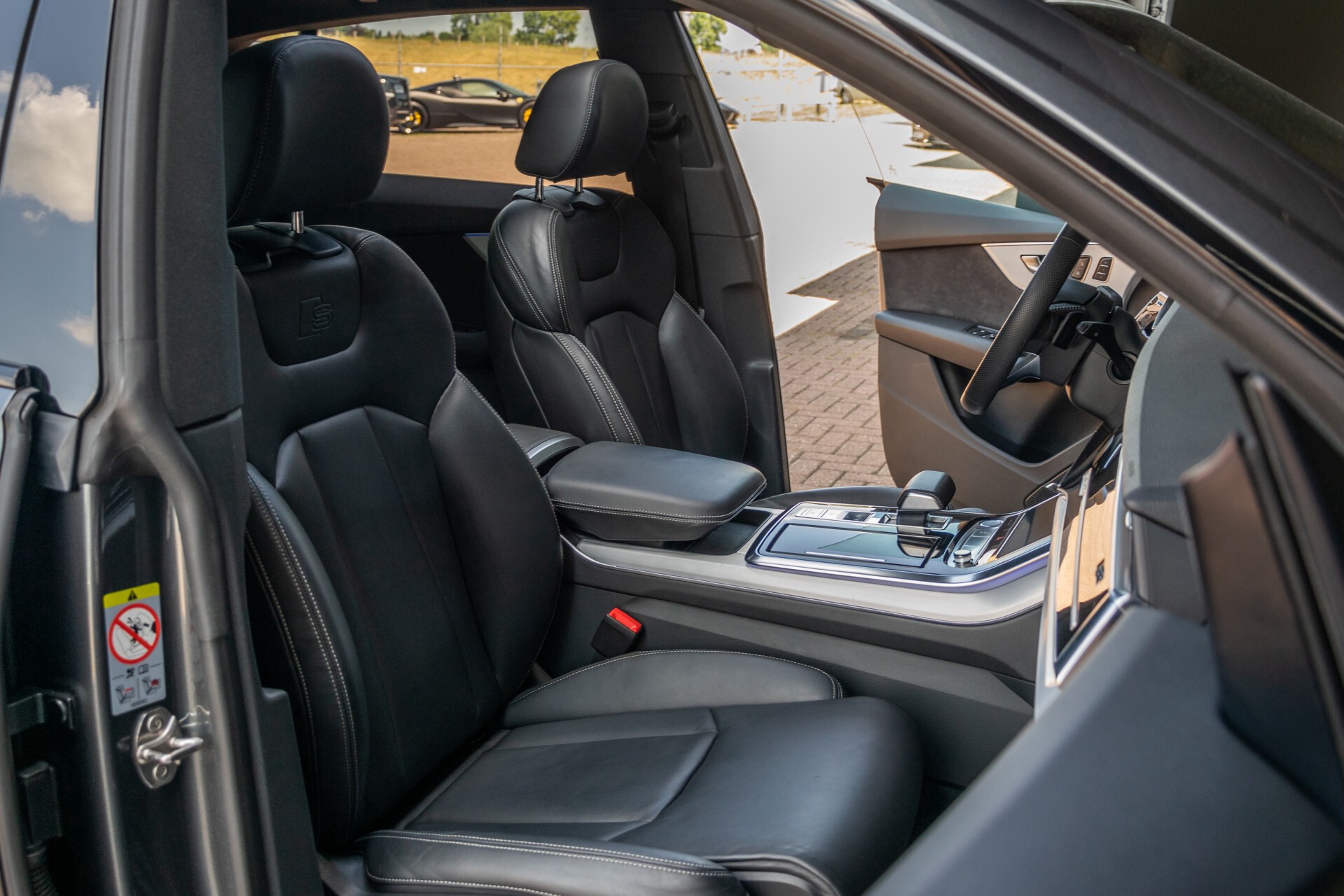 Audi Q8 50 TDI Quattro S-Line Luchtvering | AdaptiveCruise | Keyless | Matrix | HUD | Trekhaak | Garantie Aut8 Foto 3