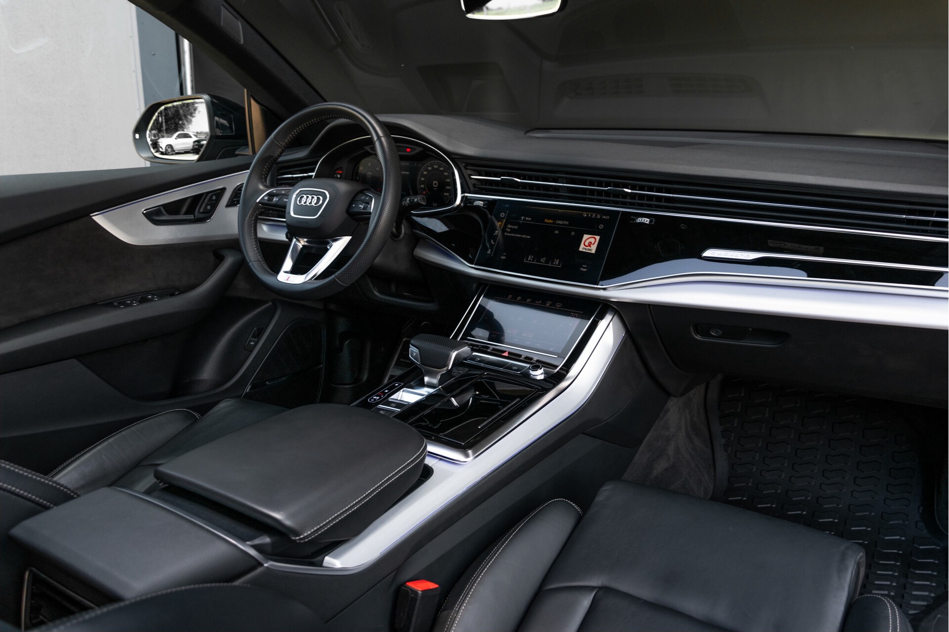 Audi Q8 50 TDI Quattro S-Line Luchtvering | AdaptiveCruise | Keyless | Matrix | HUD | Trekhaak | Garantie Aut8 Foto 5