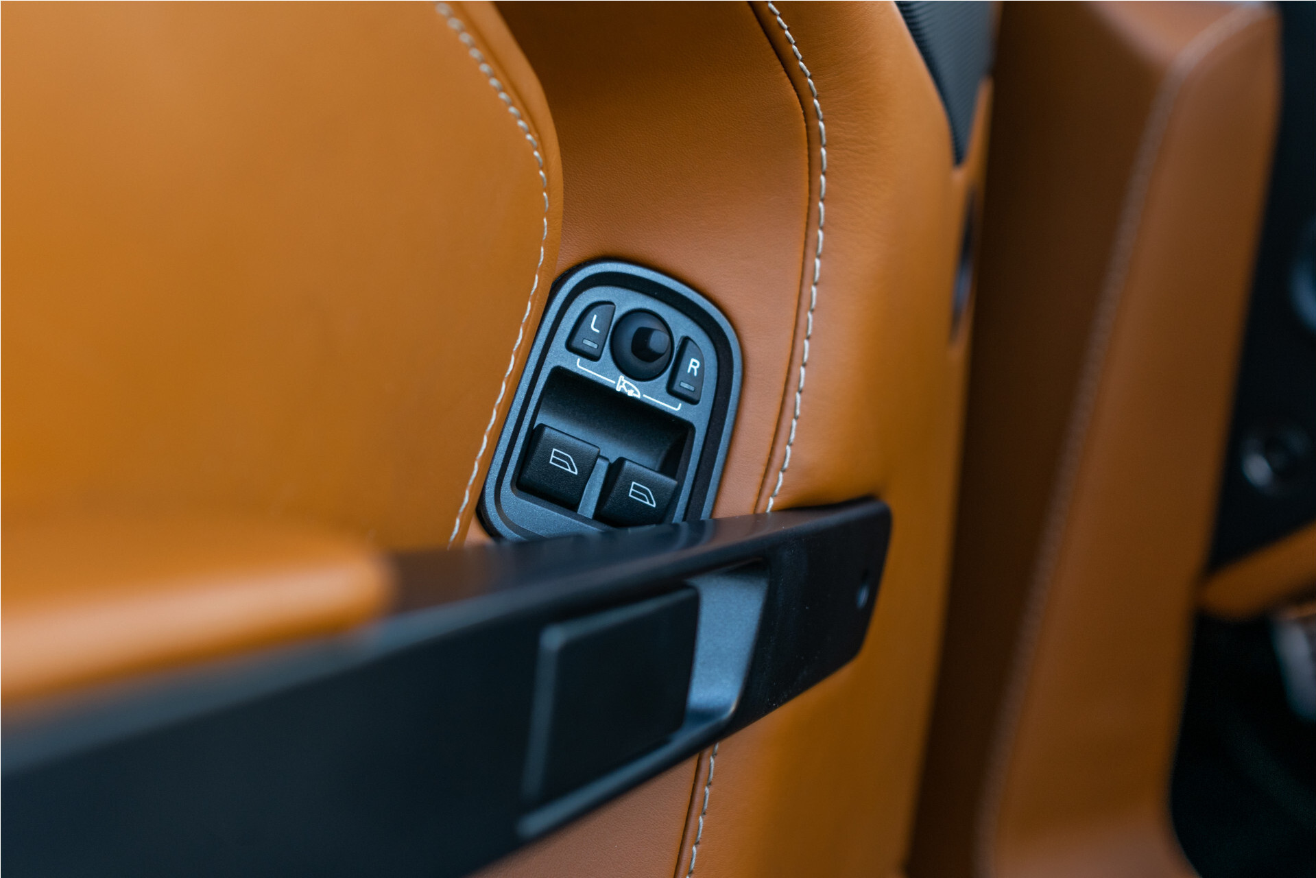 Aston Martin V8 Vantage Roadster 4.3 V8 Sportshift Dealer onderhouden | Full options Foto 11