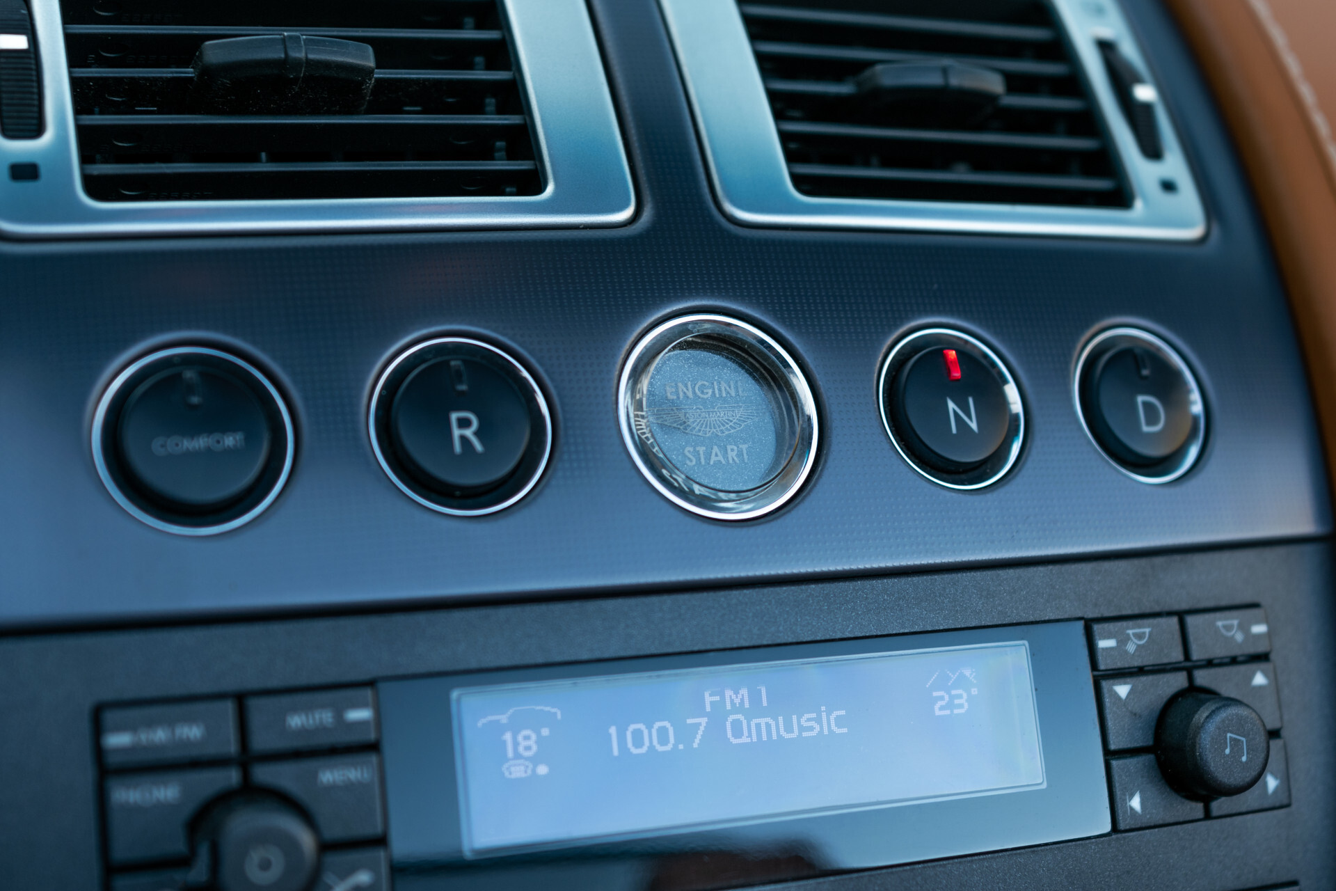 Aston Martin V8 Vantage Roadster 4.3 V8 Sportshift Dealer onderhouden | Full options Foto 18