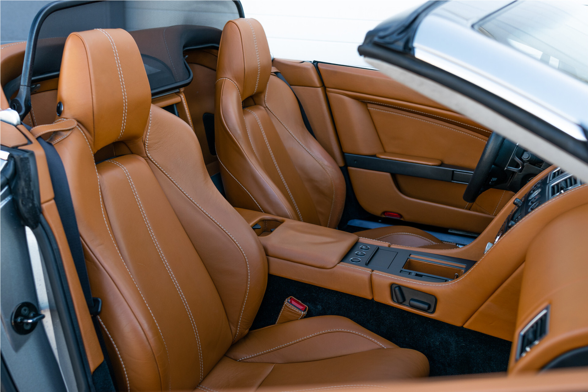 Aston Martin V8 Vantage Roadster 4.3 V8 Sportshift Dealer onderhouden | Full options Foto 5