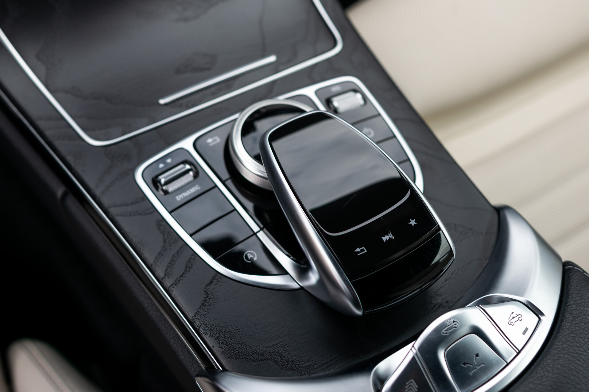 Mercedes-Benz C-Klasse Cabrio 200 AMG Night Premium Plus Aut9 Foto 24