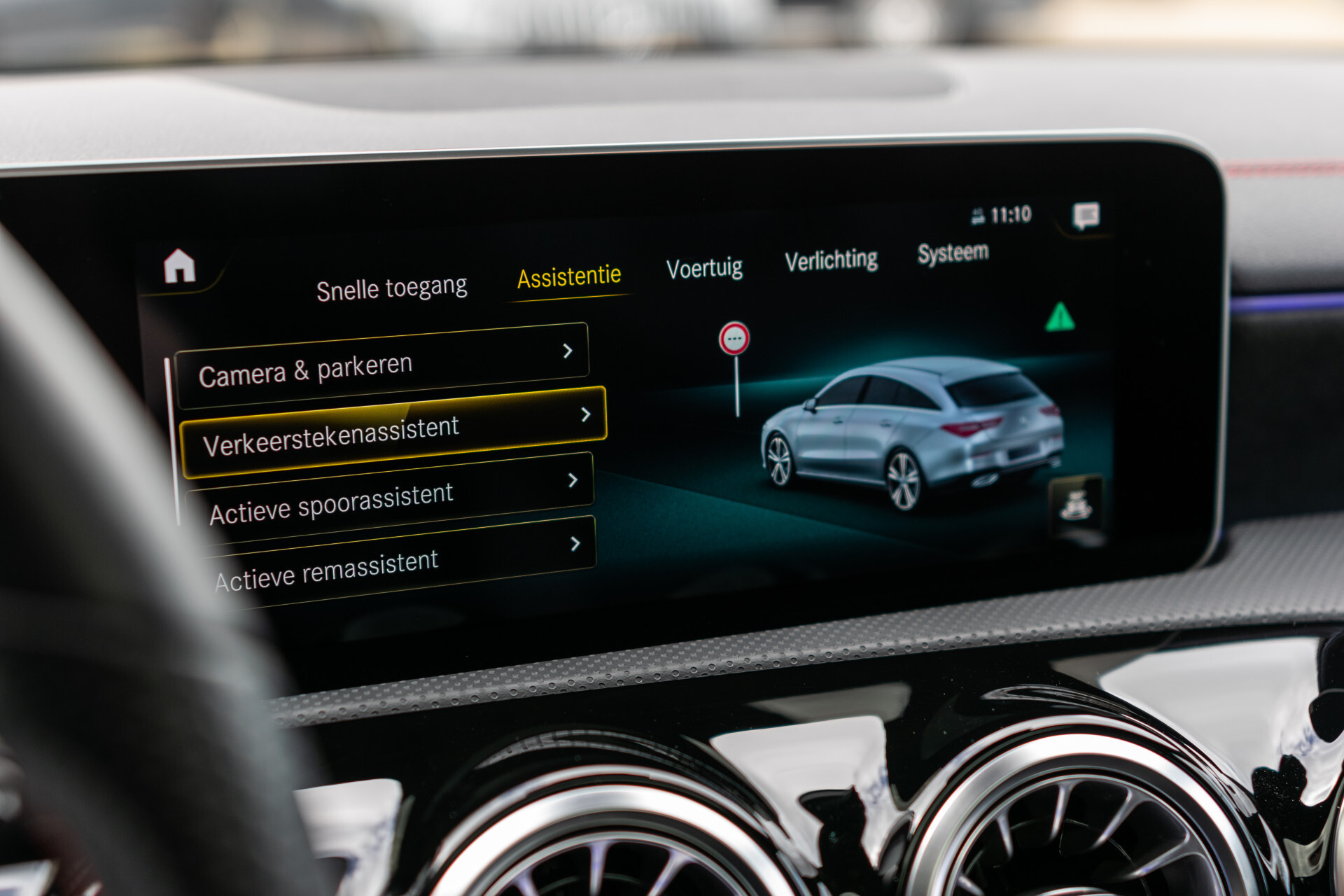 Mercedes-Benz CLA-Klasse Shooting Brake 180 AMG Night | Panorama | Widescreen | Camera | Ambient | DAB Foto 13