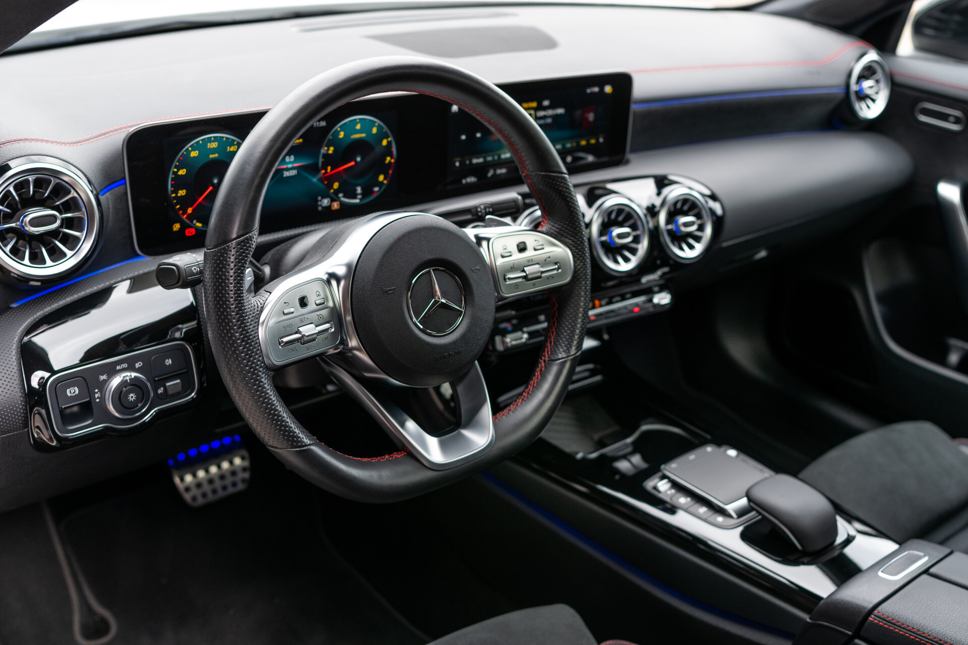 Mercedes-Benz CLA-Klasse Shooting Brake 180 AMG Night | Panorama | Widescreen | Camera | Ambient | DAB Foto 28