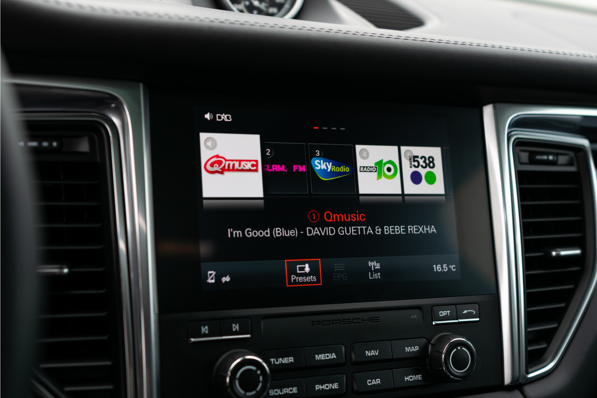 Porsche Macan 3.0 S Sport Chrono | Luchtvering | Panorama | Blackline | 21" | PDLS | Sportuitlaat Foto 20