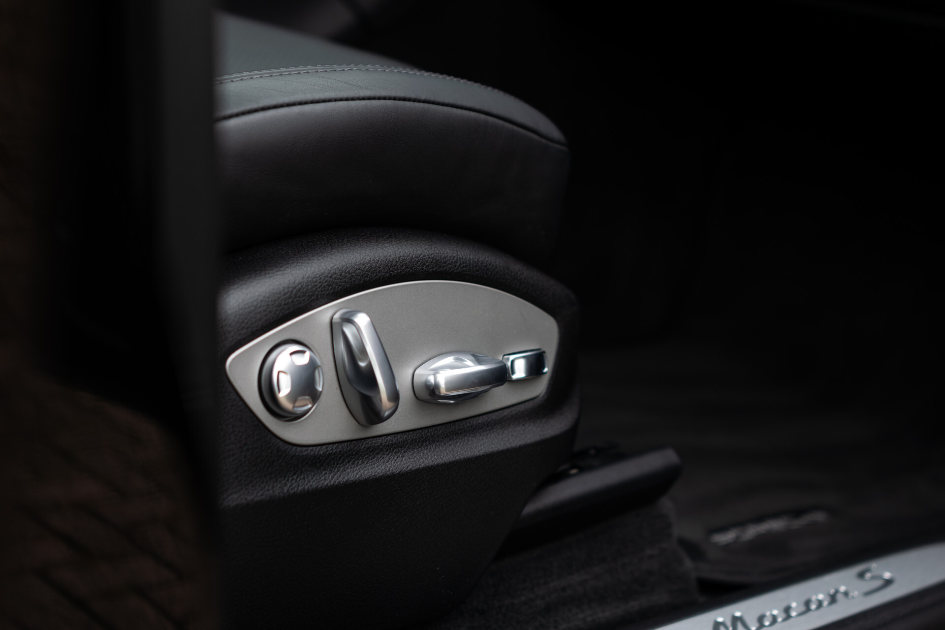 Porsche Macan 3.0 S Sport Chrono | Luchtvering | Panorama | Blackline | 21" | PDLS | Sportuitlaat Foto 28