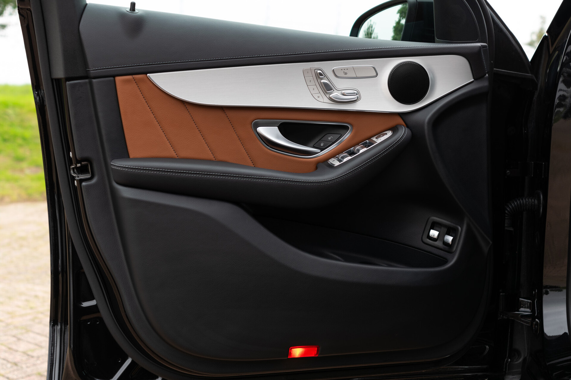 Mercedes-Benz GLC Coupé 300e 4-M AMG | Night | Schuifdak | Memory | 360 camera | SoundSysteem | 20" | Treeplanken Foto 10