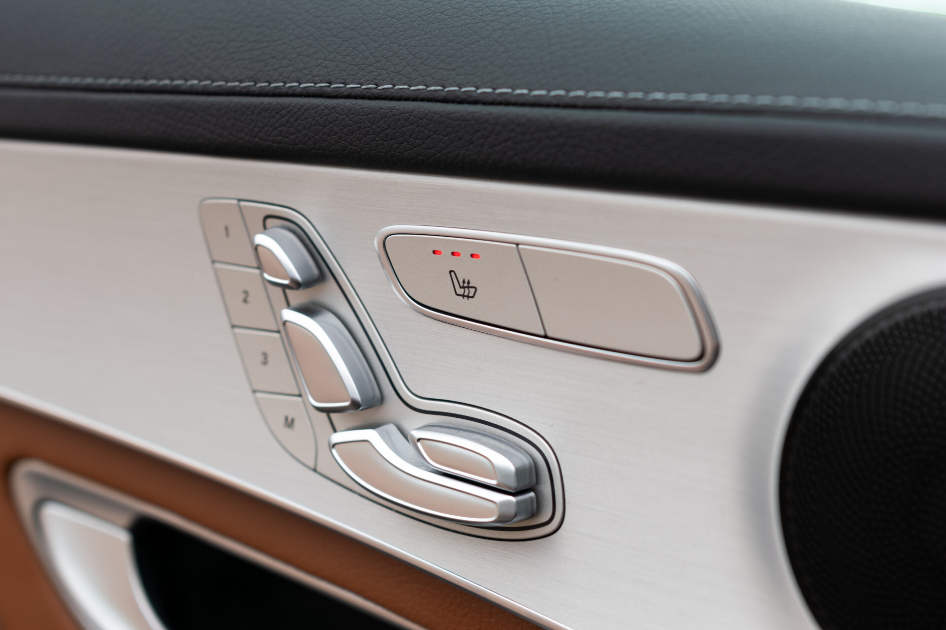 Mercedes-Benz GLC Coupé 300e 4-M AMG | Night | Schuifdak | Memory | 360 camera | SoundSysteem | 20" | Treeplanken Foto 14