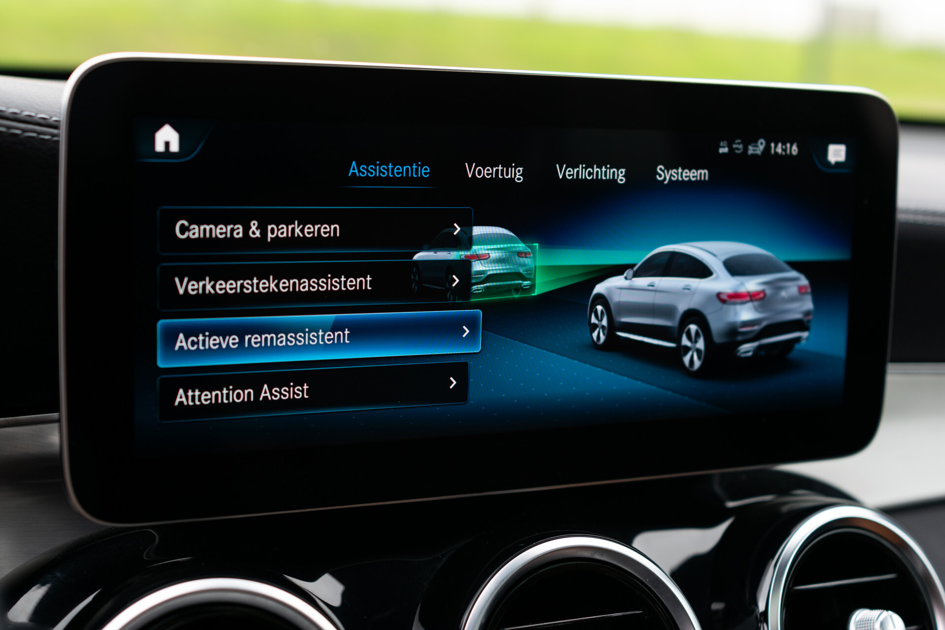 Mercedes-Benz GLC Coupé 300e 4-M AMG | Night | Schuifdak | Memory | 360 camera | SoundSysteem | 20" | Treeplanken Foto 17