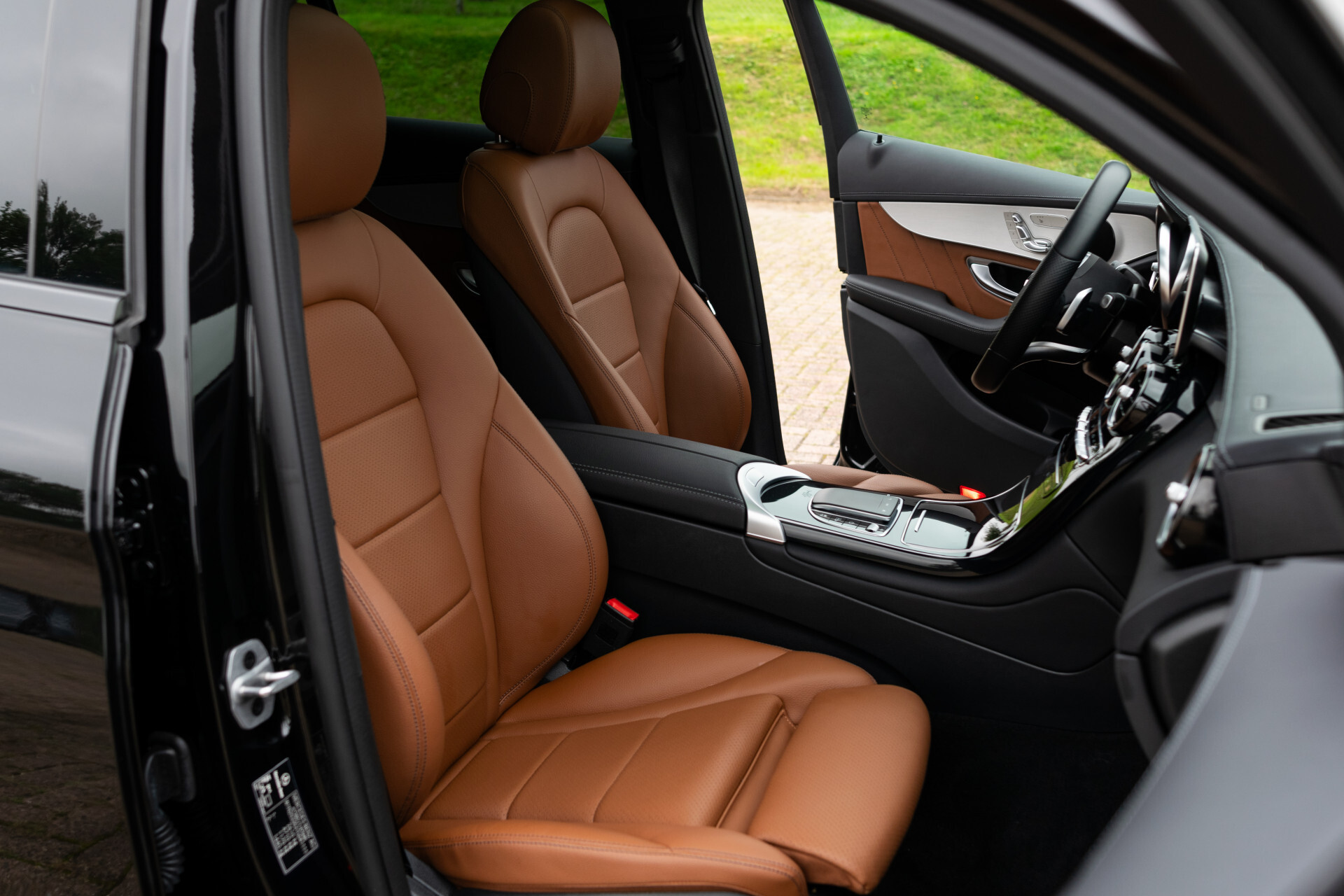 Mercedes-Benz GLC Coupé 300e 4-M AMG | Night | Schuifdak | Memory | 360 camera | SoundSysteem | 20" | Treeplanken Foto 3