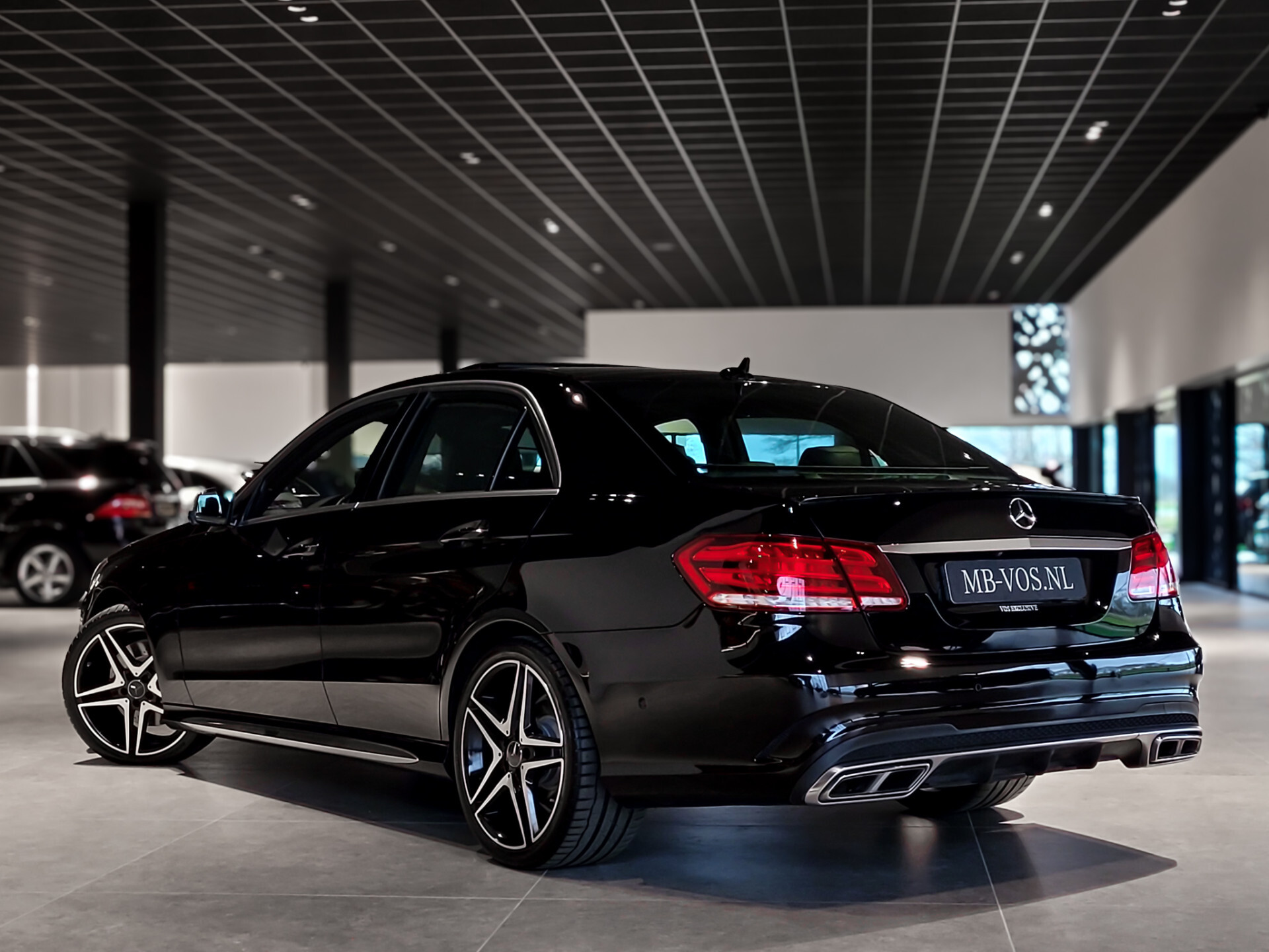 Mercedes-Benz E-Klasse 350 Bluetec AMG Massage | Distronic | Keyless | Stoelkoeling | Entertainment | 360 camera | Schuifdak | ILS | Zonnerolo's | 19" | Harman-Kardon | Aut7 Foto 2