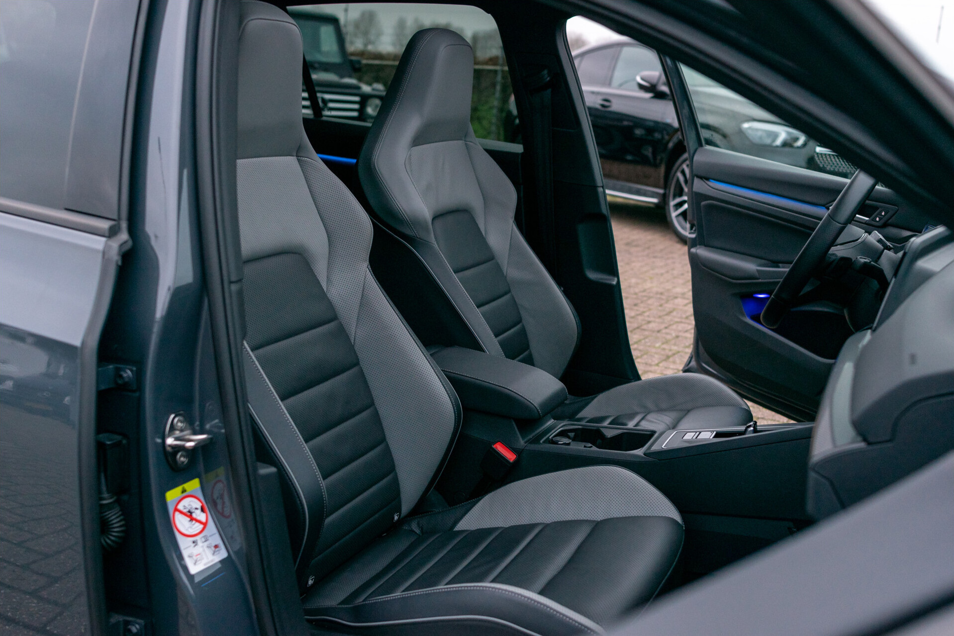 Volkswagen Golf 8 2.0 GTD IQ | Pano | Sfeer | Stoelkoeling | Leer | 19" | Blackline Aut Foto 3