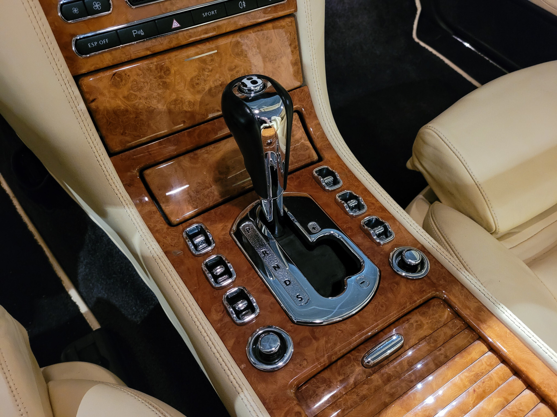 Bentley Azure 6.8 V8 Magnolia leder | Massage | 1 of 25 last build | 2nd owner from 2008 Foto 17