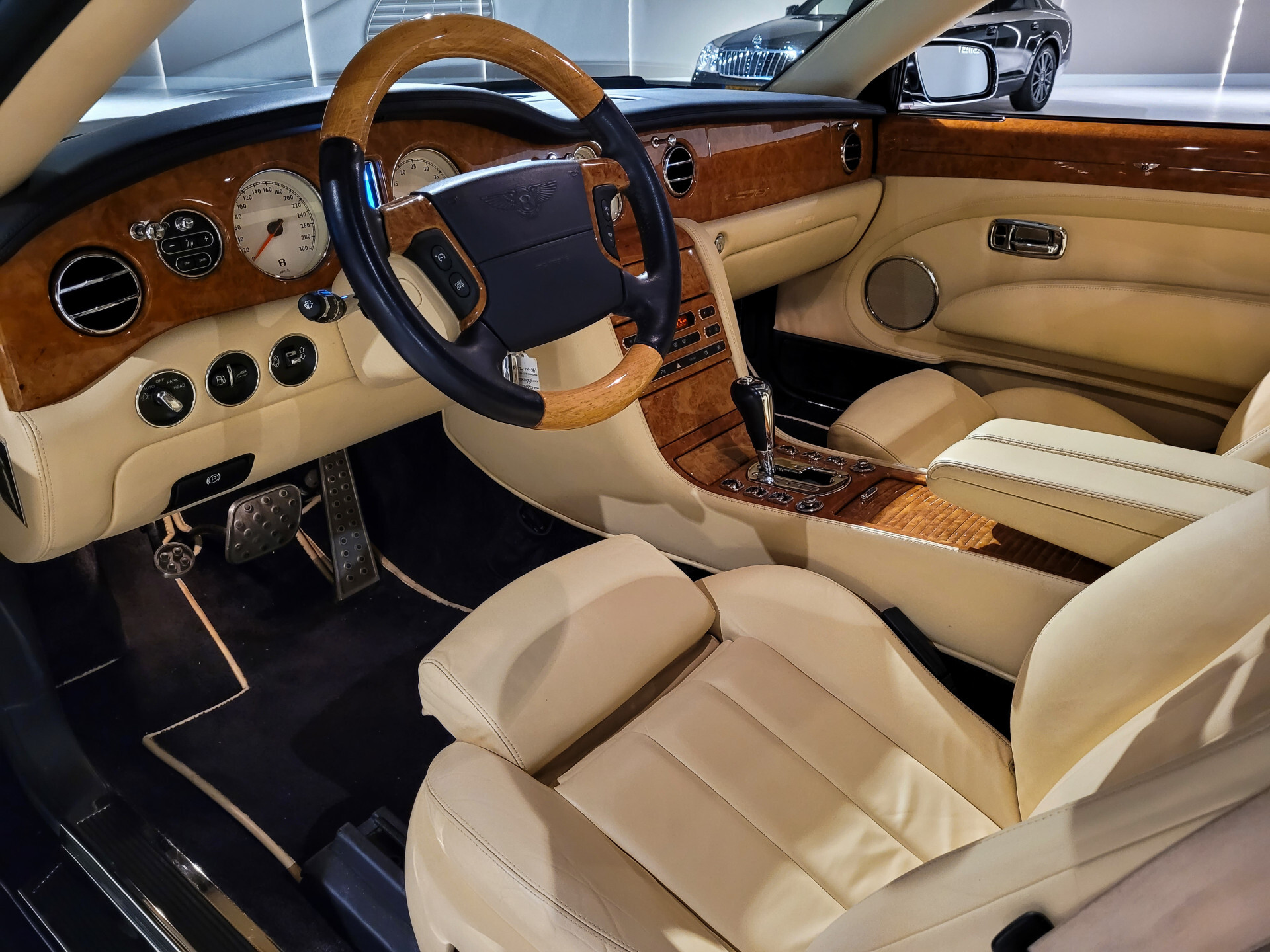 Bentley Azure 6.8 V8 Magnolia leder | Massage | 1 of 25 last build | 2nd owner from 2008 Foto 19