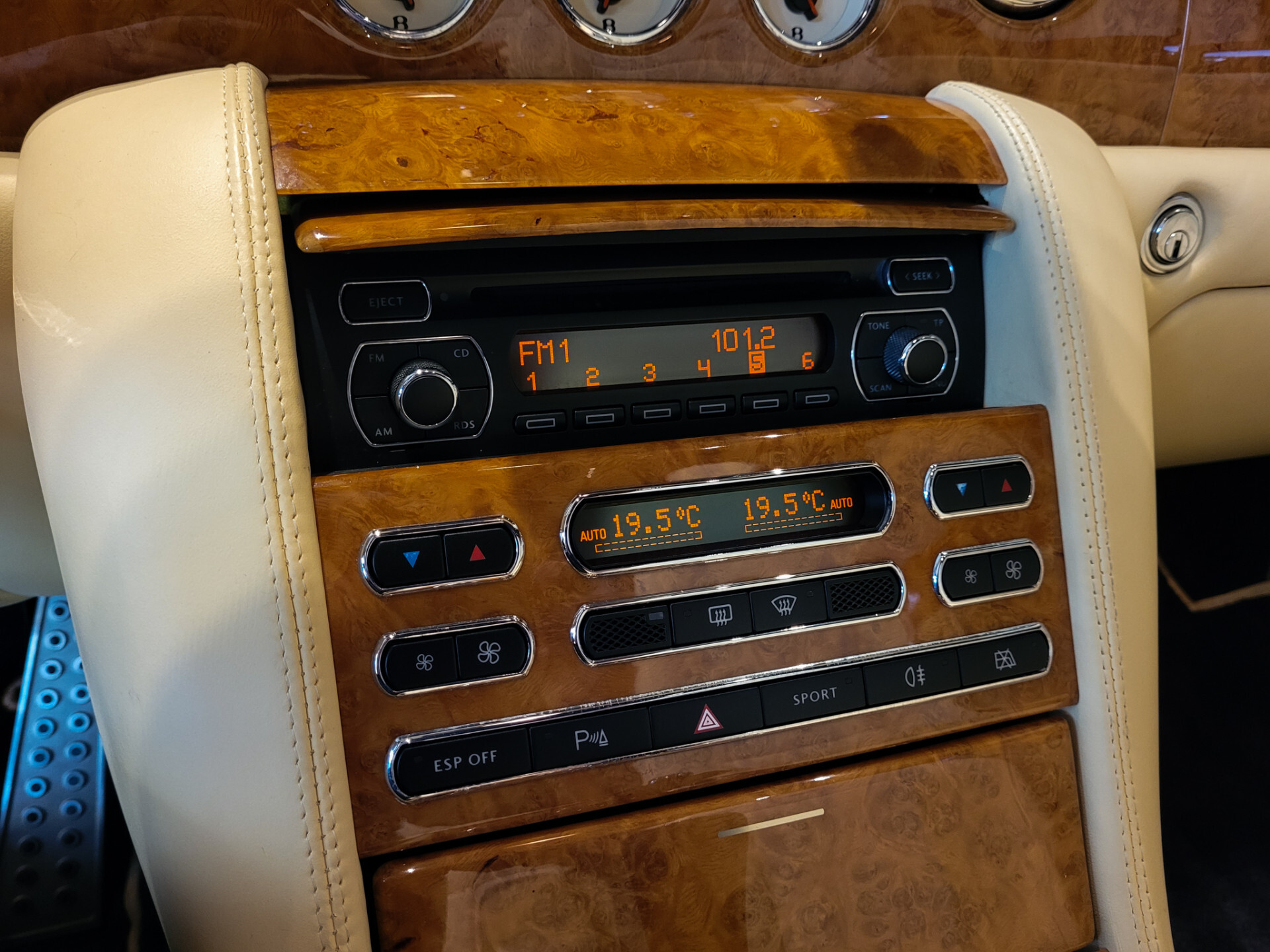 Bentley Azure 6.8 V8 Magnolia leder | Massage | 1 of 25 last build | 2nd owner from 2008 Foto 23