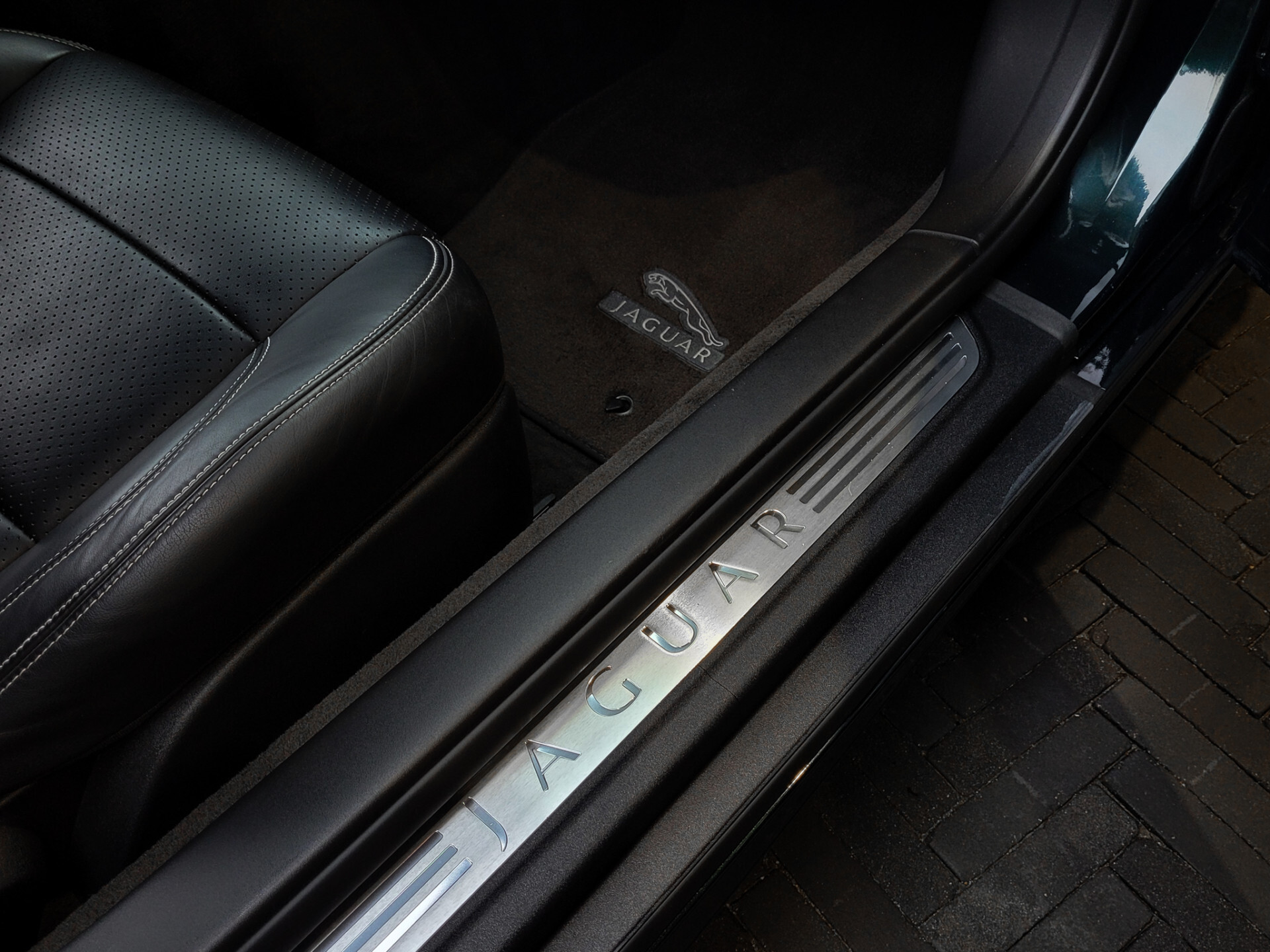 Jaguar XK 5.0 V8 Coupé Portfolio Dealer onderhouden | 2e eigenaar | B&W | 20" | Alcantara Foto 27