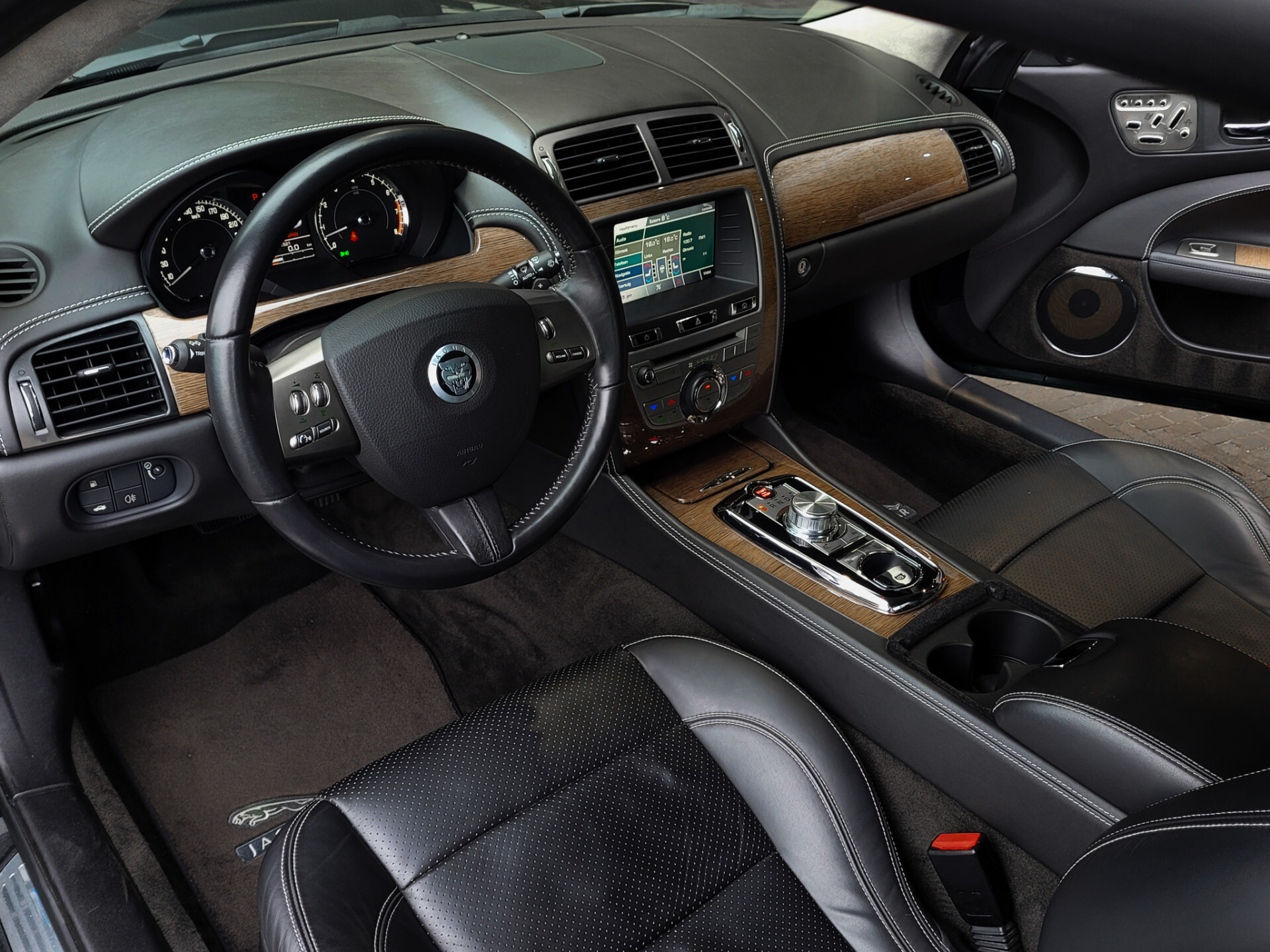 Jaguar XK 5.0 V8 Coupé Portfolio Dealer onderhouden | 2e eigenaar | B&W | 20" | Alcantara Foto 5