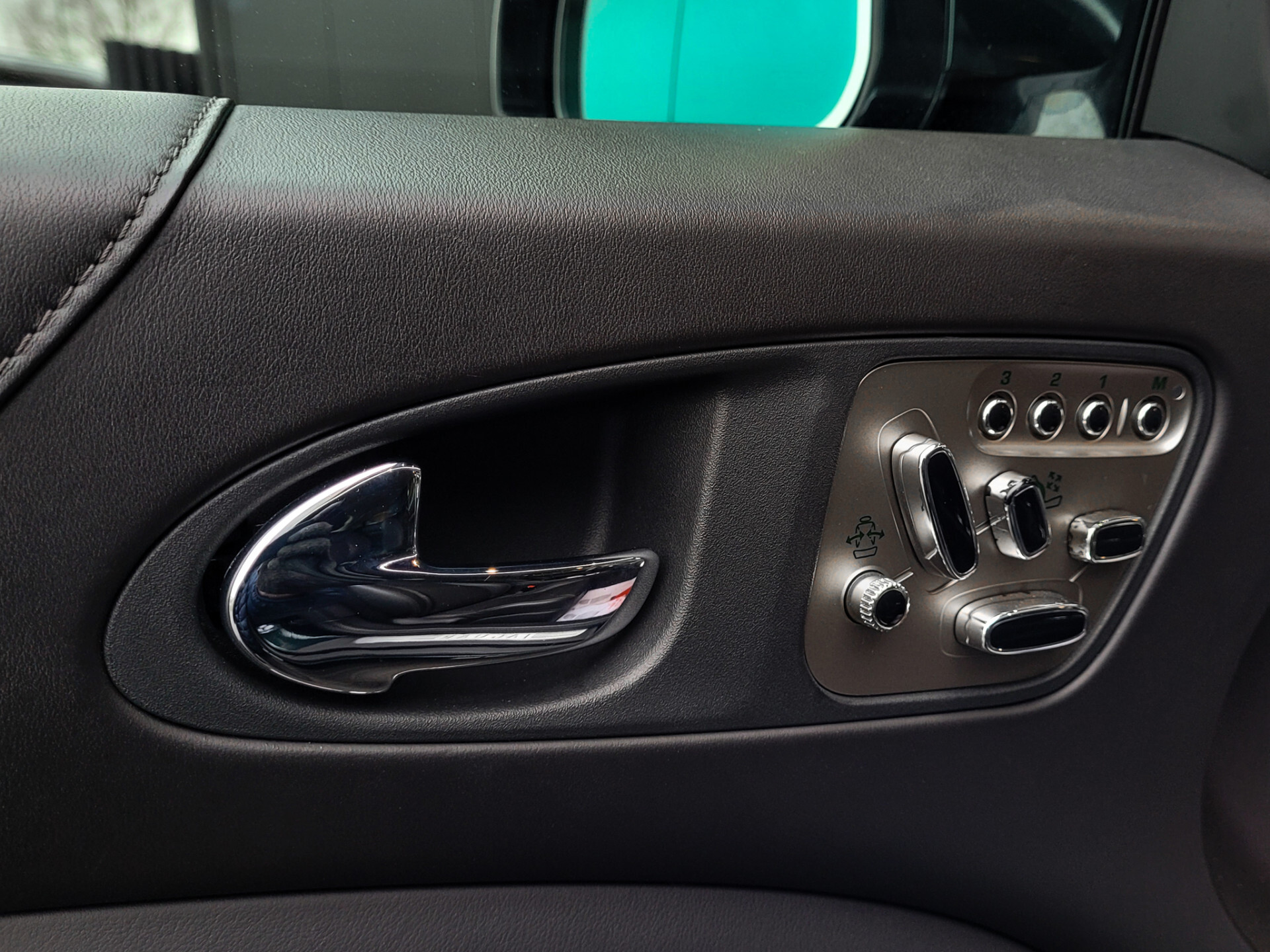 Jaguar XK 5.0 V8 Coupé Portfolio Dealer onderhouden | 2e eigenaar | B&W | 20" | Alcantara Foto 9