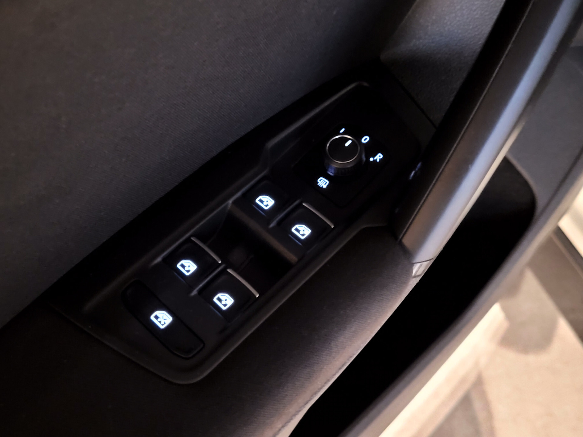 Volkswagen Tiguan 1.4 TSI R-Line Fullmap Navi | Carplay | ECC | DAB | 17" | Privacyglas | PDC Foto 10