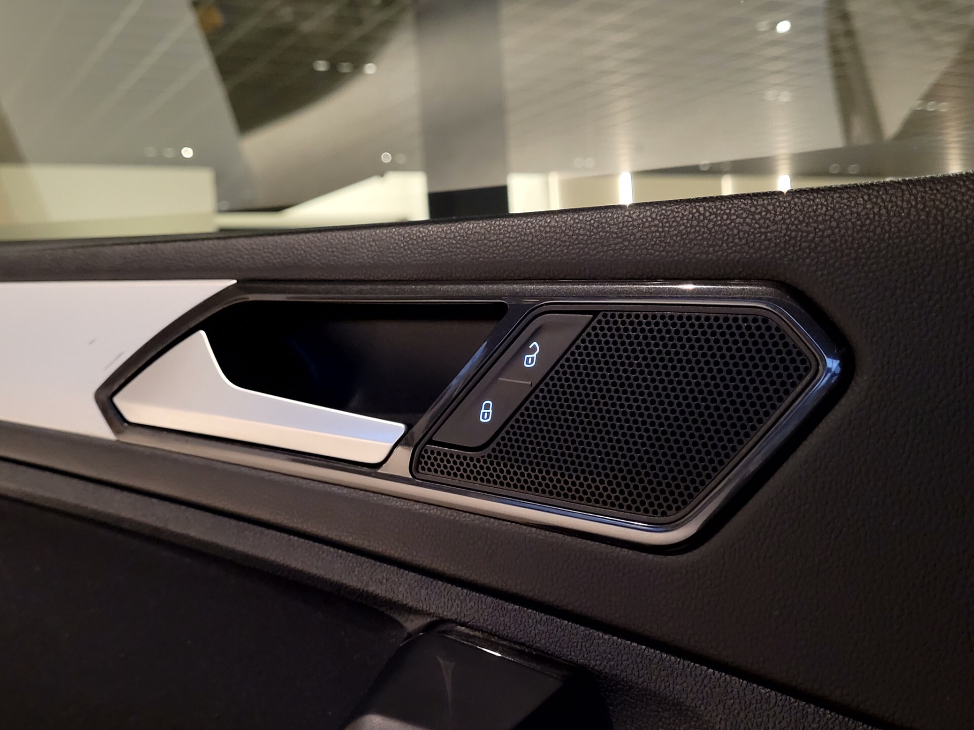 Volkswagen Tiguan 1.4 TSI R-Line Fullmap Navi | Carplay | ECC | DAB | 17" | Privacyglas | PDC Foto 13