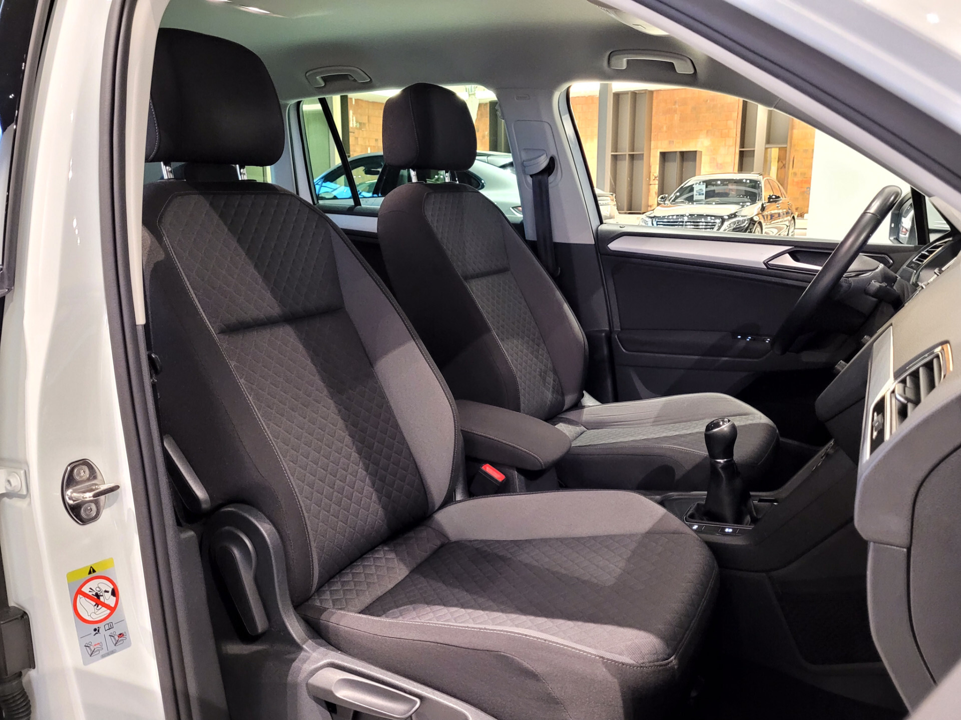 Volkswagen Tiguan 1.4 TSI R-Line Fullmap Navi | Carplay | ECC | DAB | 17" | Privacyglas | PDC Foto 3