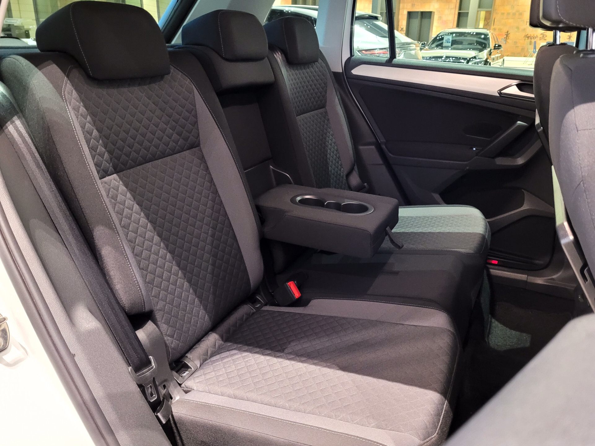 Volkswagen Tiguan 1.4 TSI R-Line Fullmap Navi | Carplay | ECC | DAB | 17" | Privacyglas | PDC Foto 4