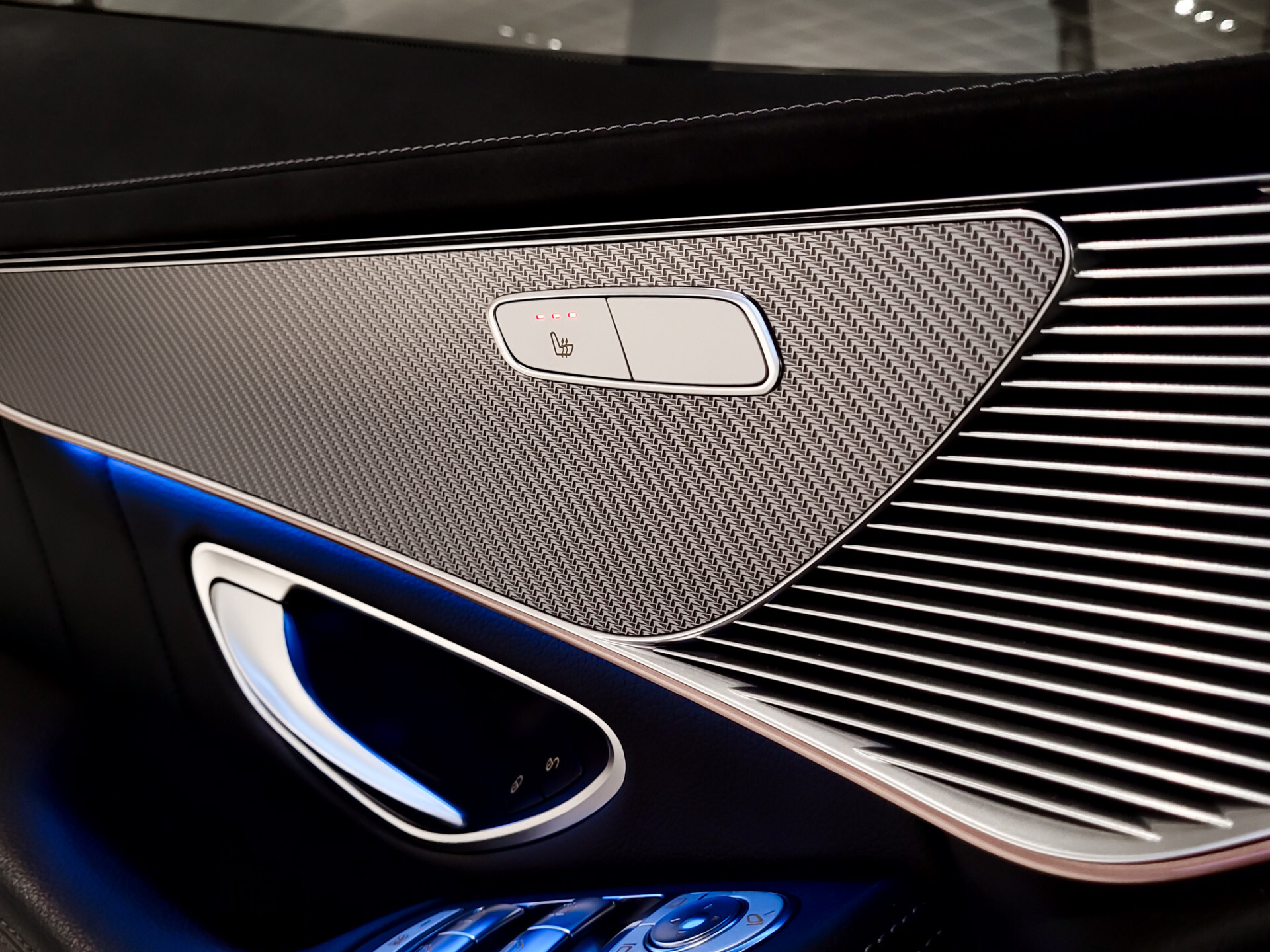 Mercedes-Benz EQC 400 4-M AMG Distronic | Keyless | 360 | Burmester | Trekhaak | Treeplanken | Incl. BTW Foto 13