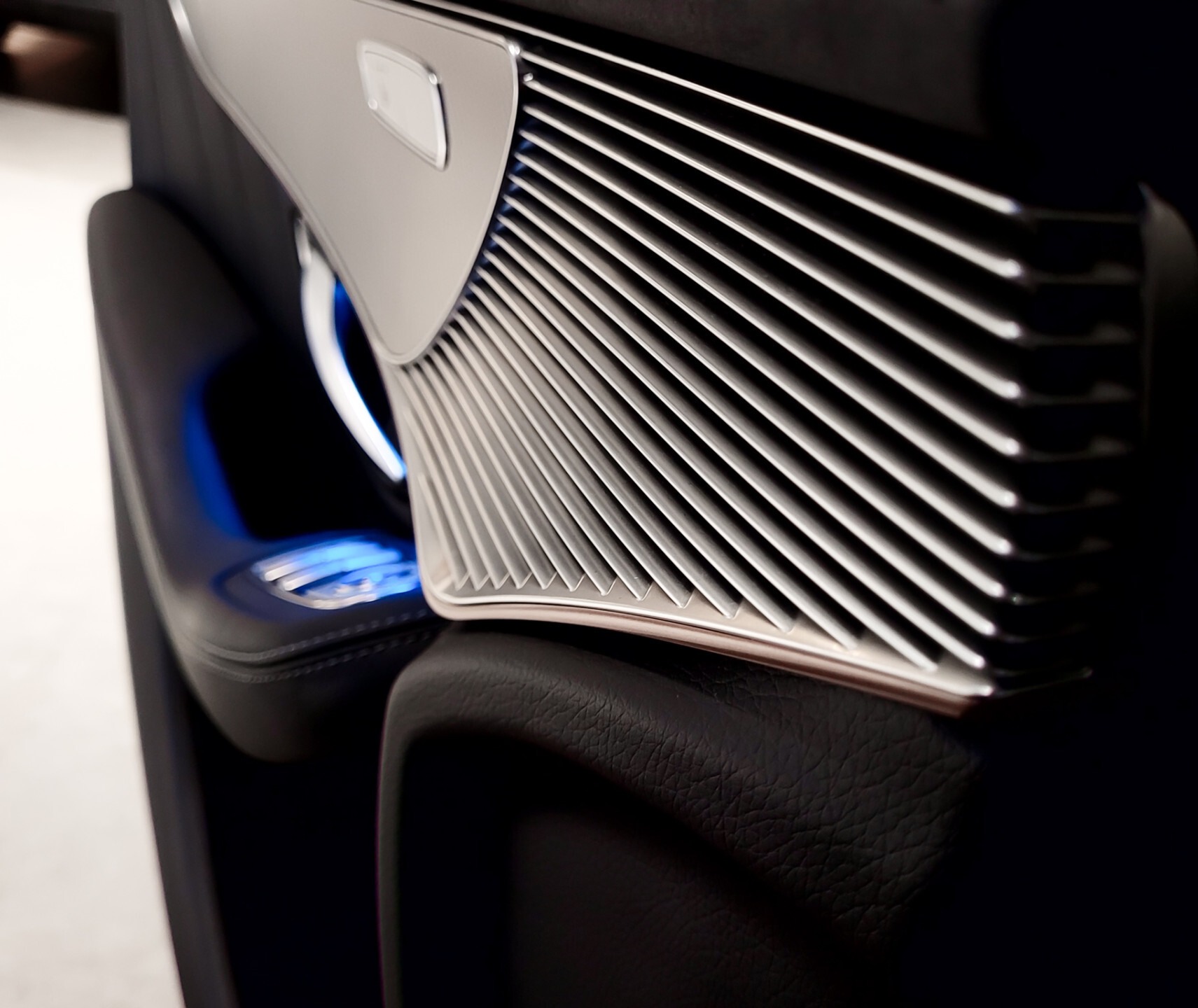 Mercedes-Benz EQC 400 4-M AMG Distronic | Keyless | 360 | Burmester | Trekhaak | Treeplanken | Incl. BTW Foto 16