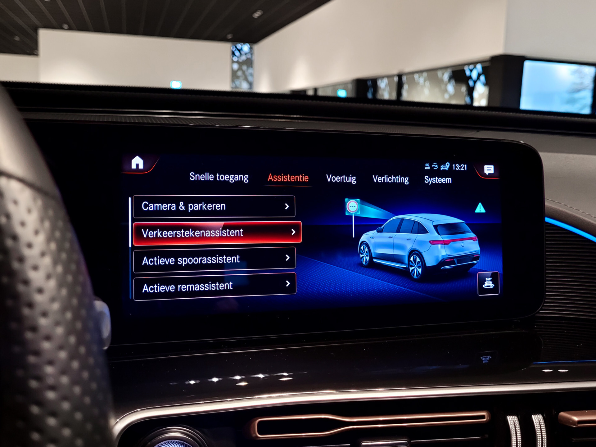 Mercedes-Benz EQC 400 4-M AMG Distronic | Keyless | 360 | Burmester | Trekhaak | Treeplanken | Incl. BTW Foto 17