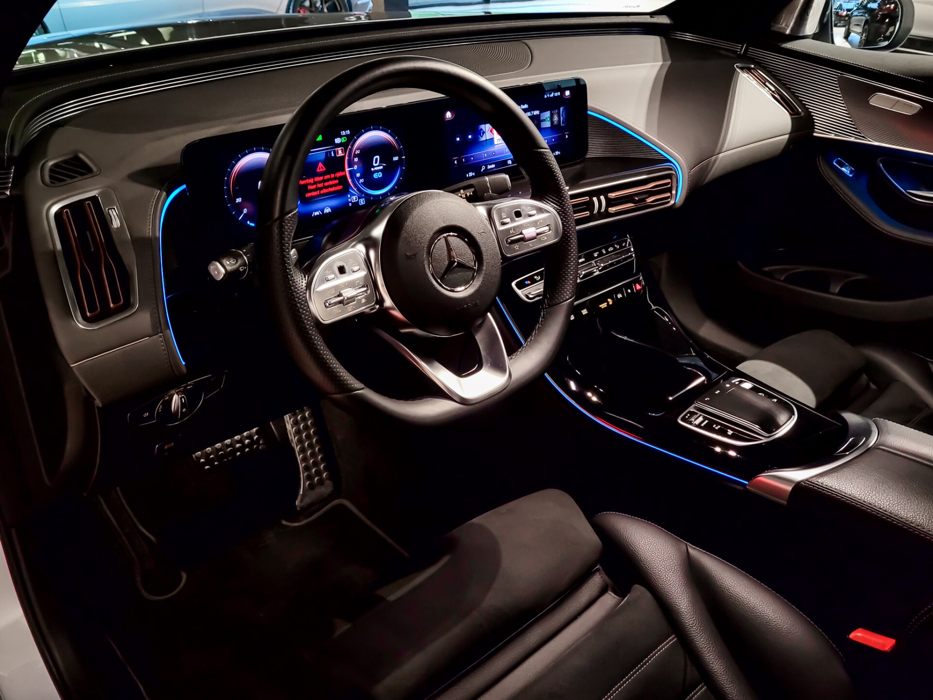 Mercedes-Benz EQC 400 4-M AMG Distronic | Keyless | 360 | Burmester | Trekhaak | Treeplanken | Incl. BTW Foto 18