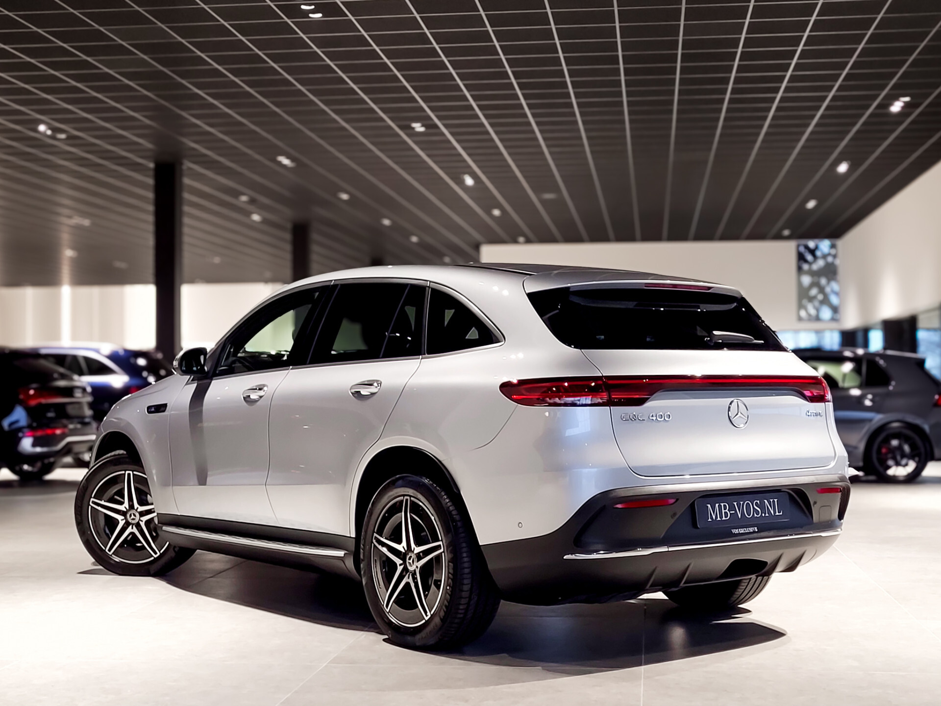 Mercedes-Benz EQC 400 4-M AMG Distronic | Keyless | 360 | Burmester | Trekhaak | Treeplanken | Incl. BTW Foto 2