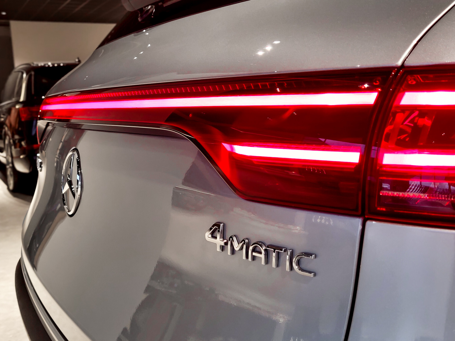 Mercedes-Benz EQC 400 4-M AMG Distronic | Keyless | 360 | Burmester | Trekhaak | Treeplanken | Incl. BTW Foto 22